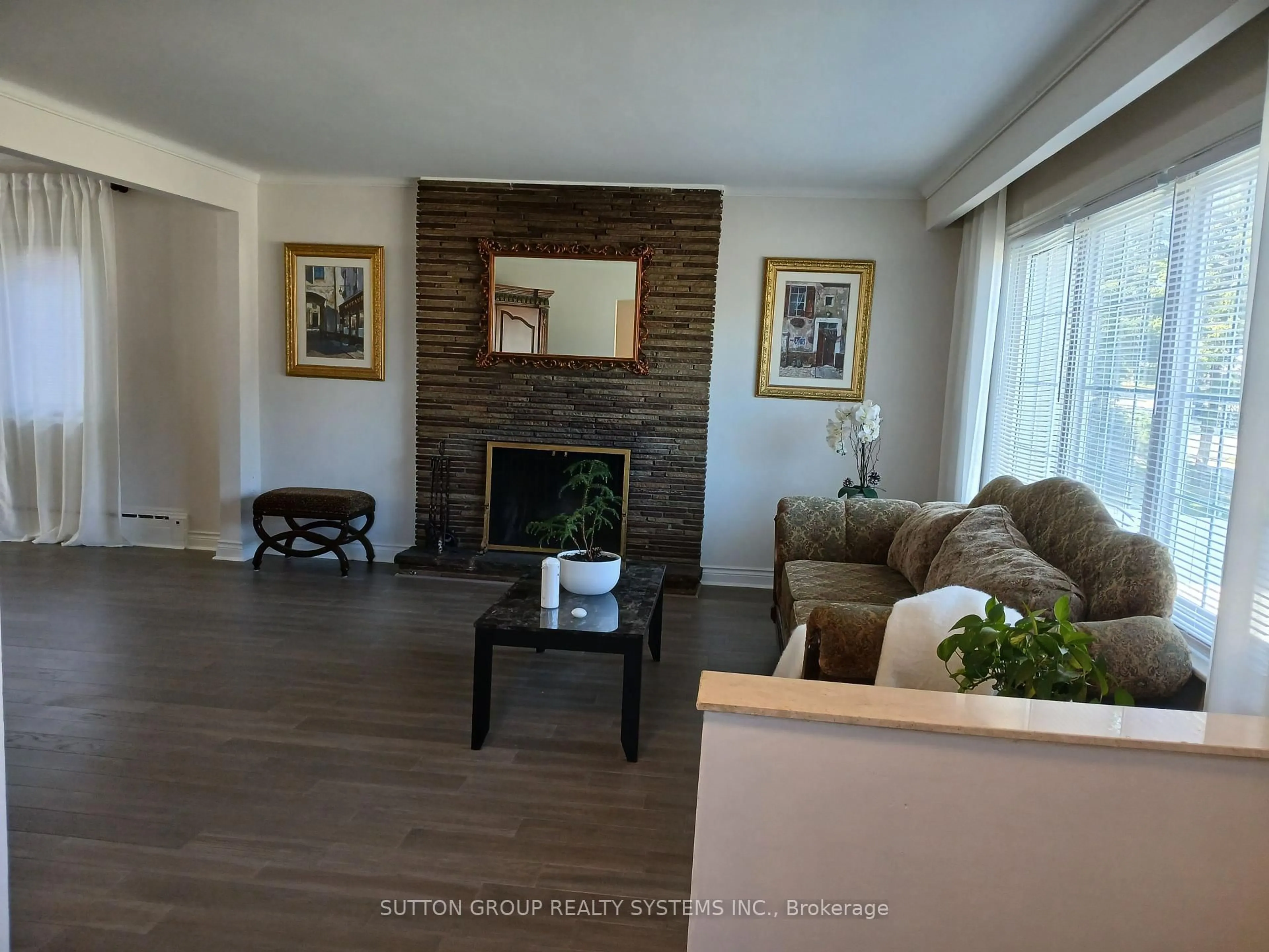 Living room with furniture, unknown for 1236 Ogden Ave, Mississauga Ontario L5E 2H4