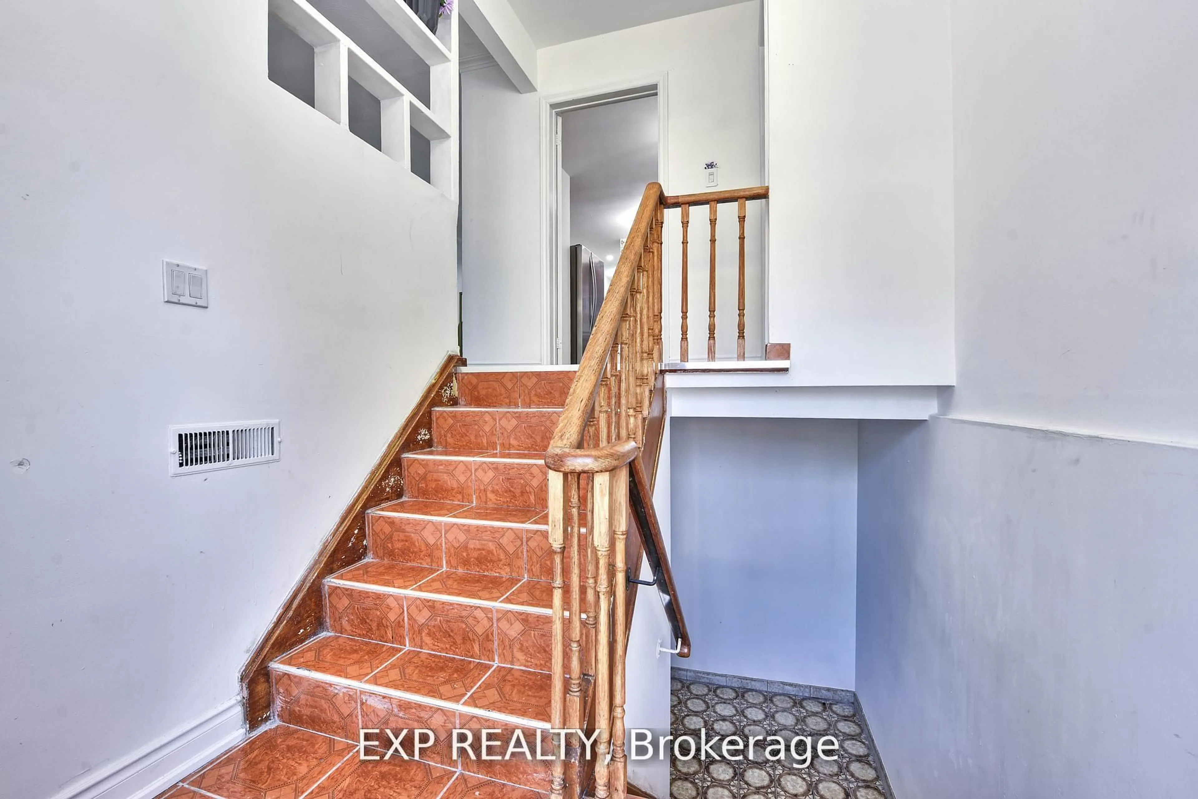 Indoor entryway for 7292 Redfox Rd, Mississauga Ontario L4T 2L8