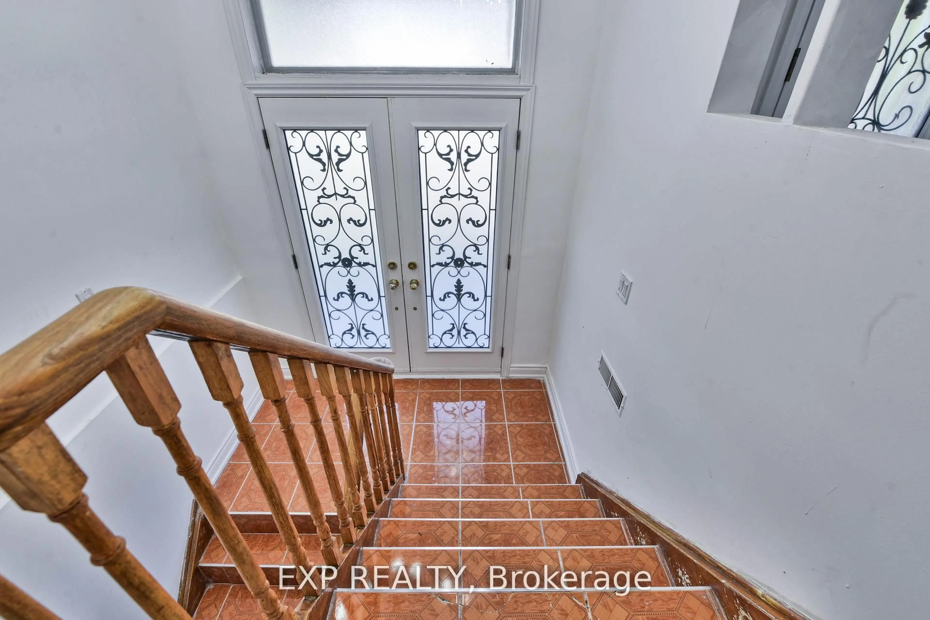 Indoor entryway for 7292 Redfox Rd, Mississauga Ontario L4T 2L8