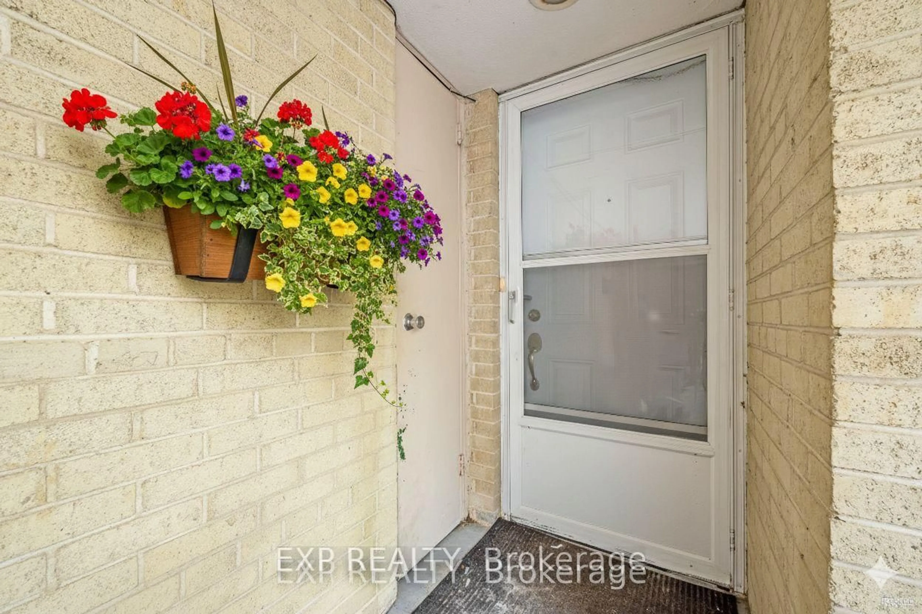 Indoor entryway for 33 Four Winds Dr #14, Toronto Ontario M3J 1K7