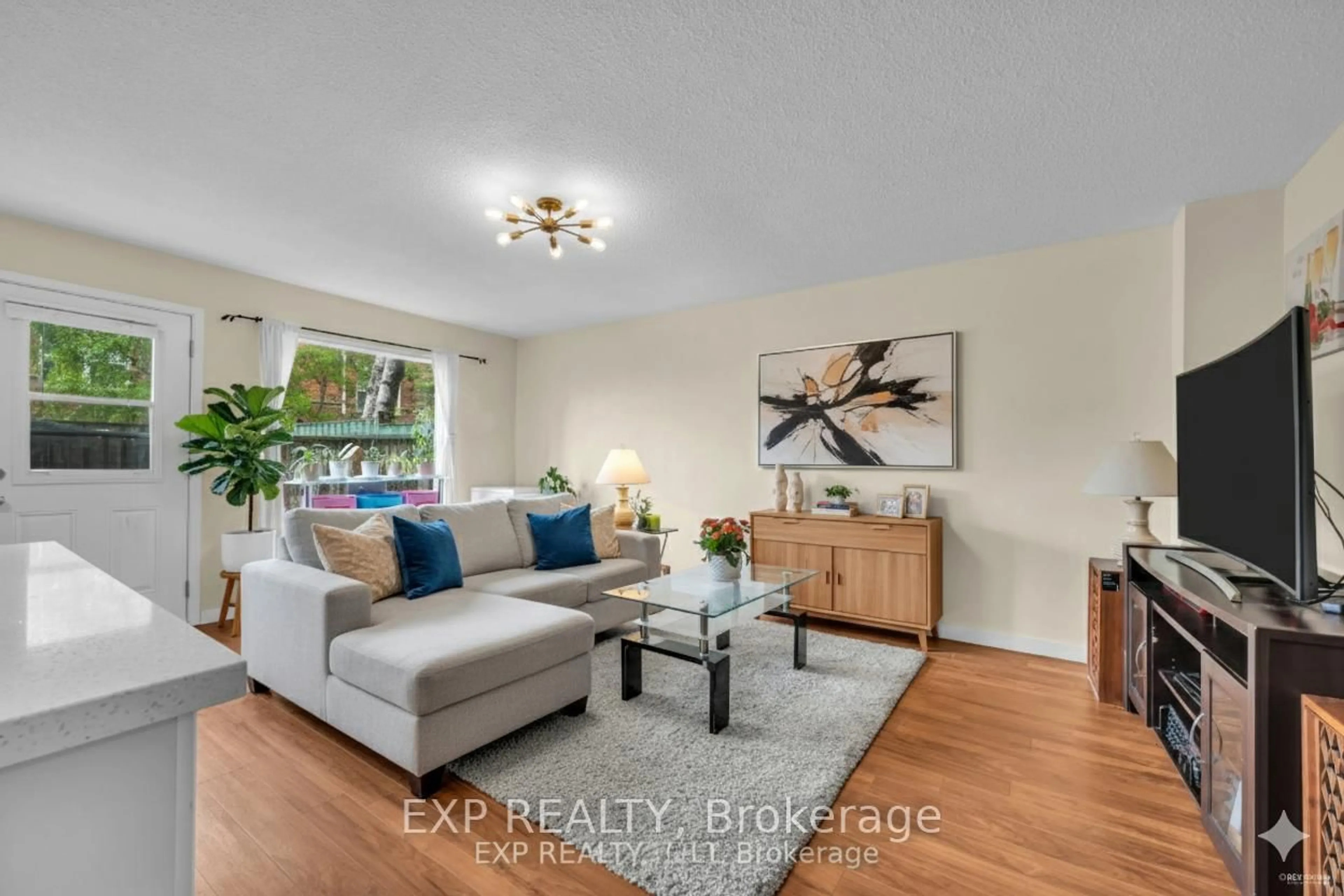 Living room with furniture, wood/laminate floor for 33 Four Winds Dr #14, Toronto Ontario M3J 1K7