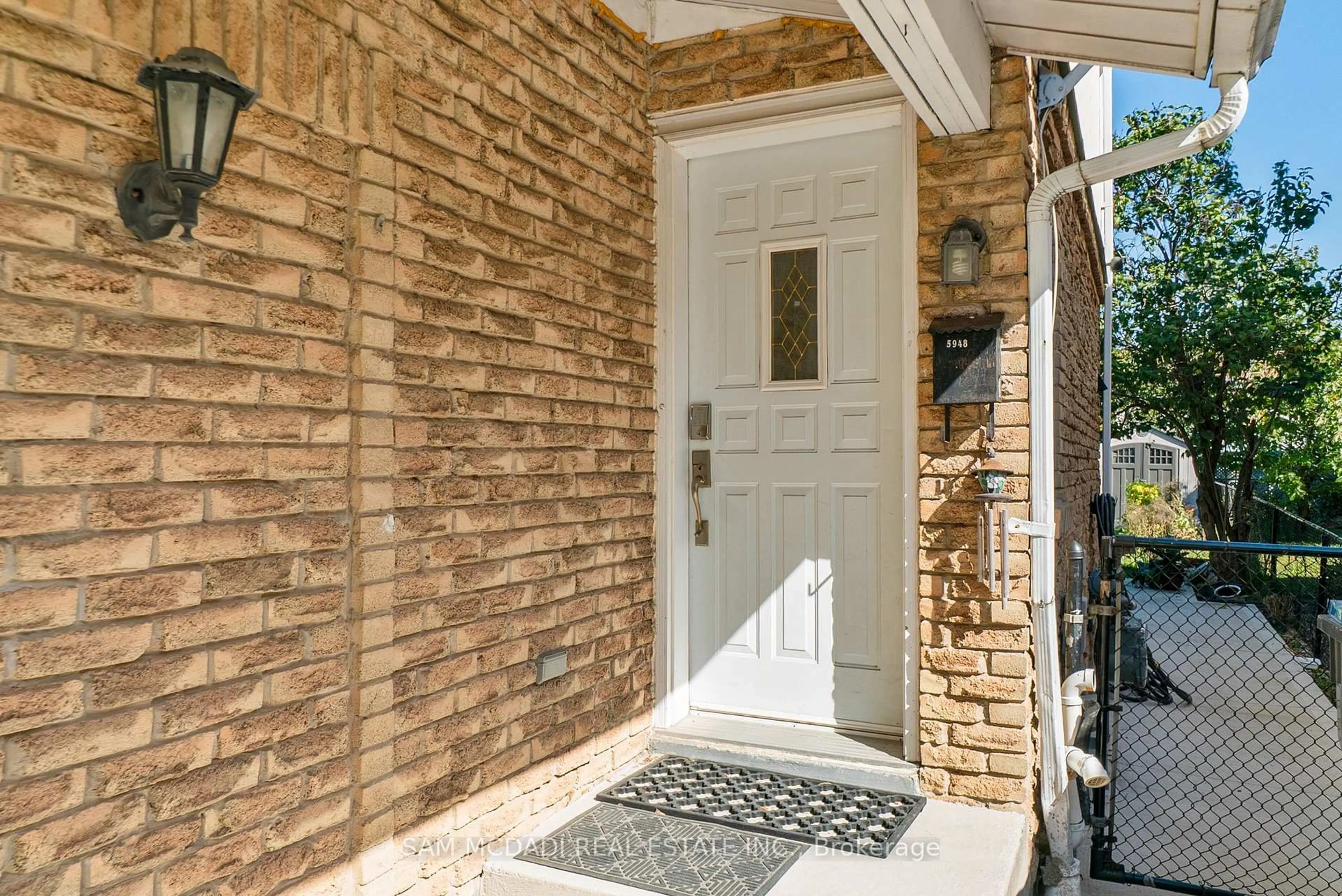 Home with brick exterior material, street for 5948 Featherhead Cres, Mississauga Ontario L5N 2B6