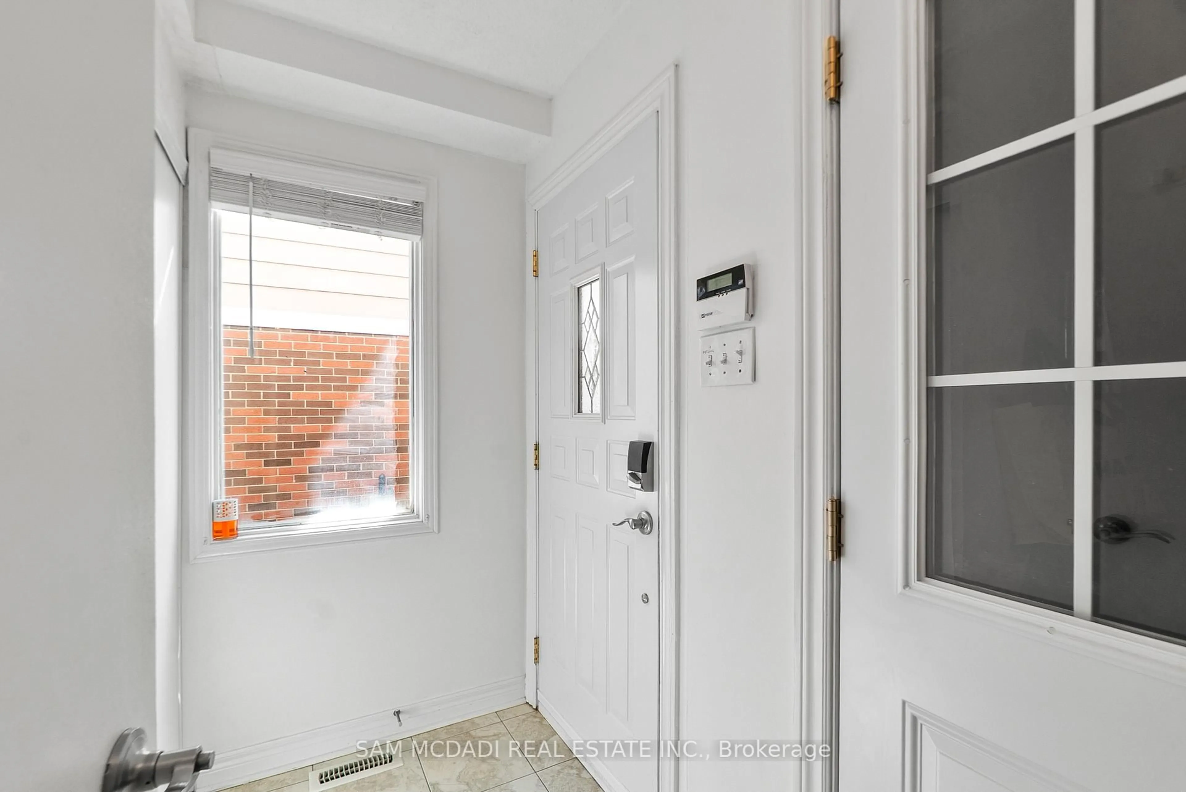 Indoor entryway for 5948 Featherhead Cres, Mississauga Ontario L5N 2B6