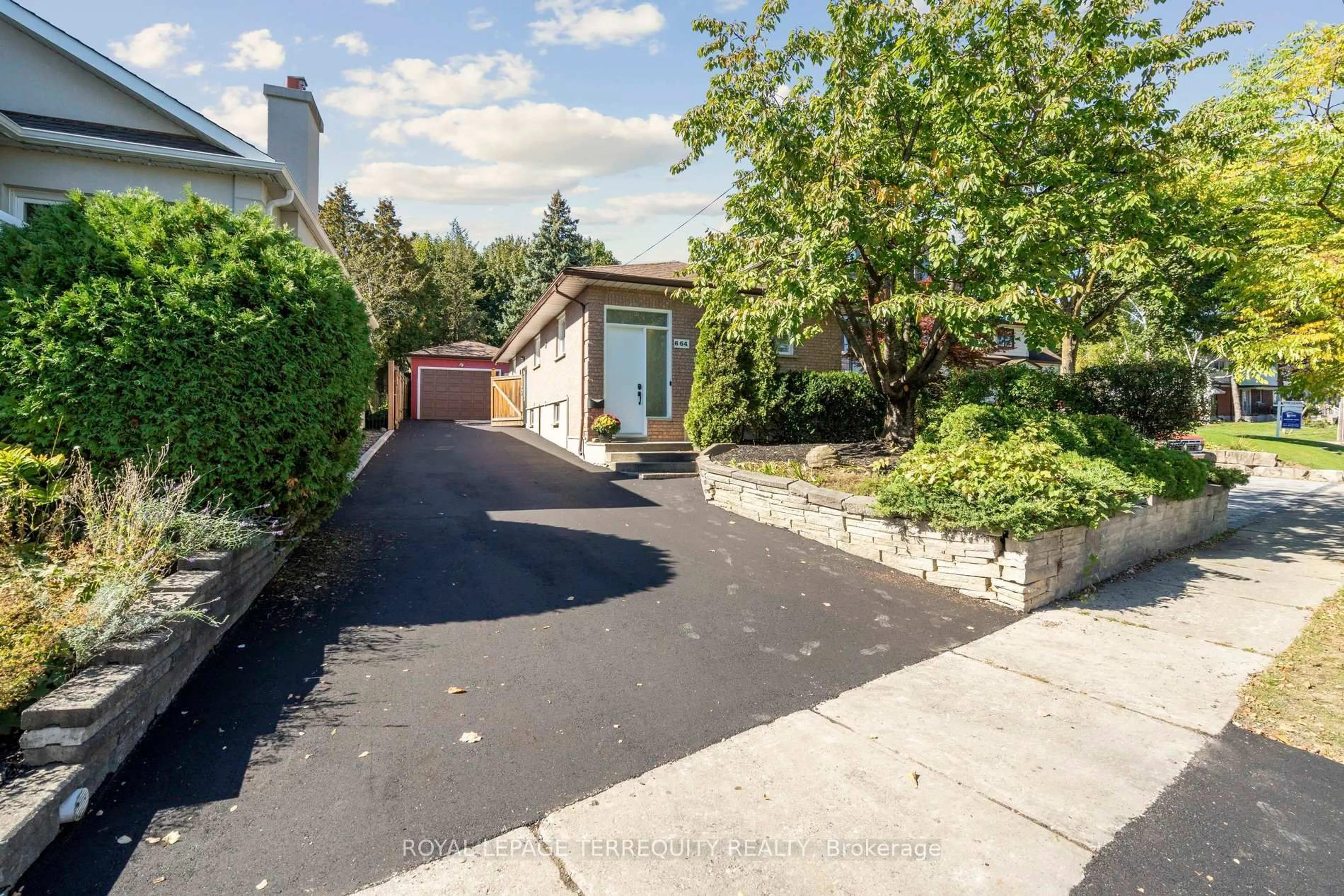 A pic from outside/outdoor area/front of a property/back of a property/a pic from drone, street for 664 Scarlett Ave, Toronto Ontario M9P 2T1