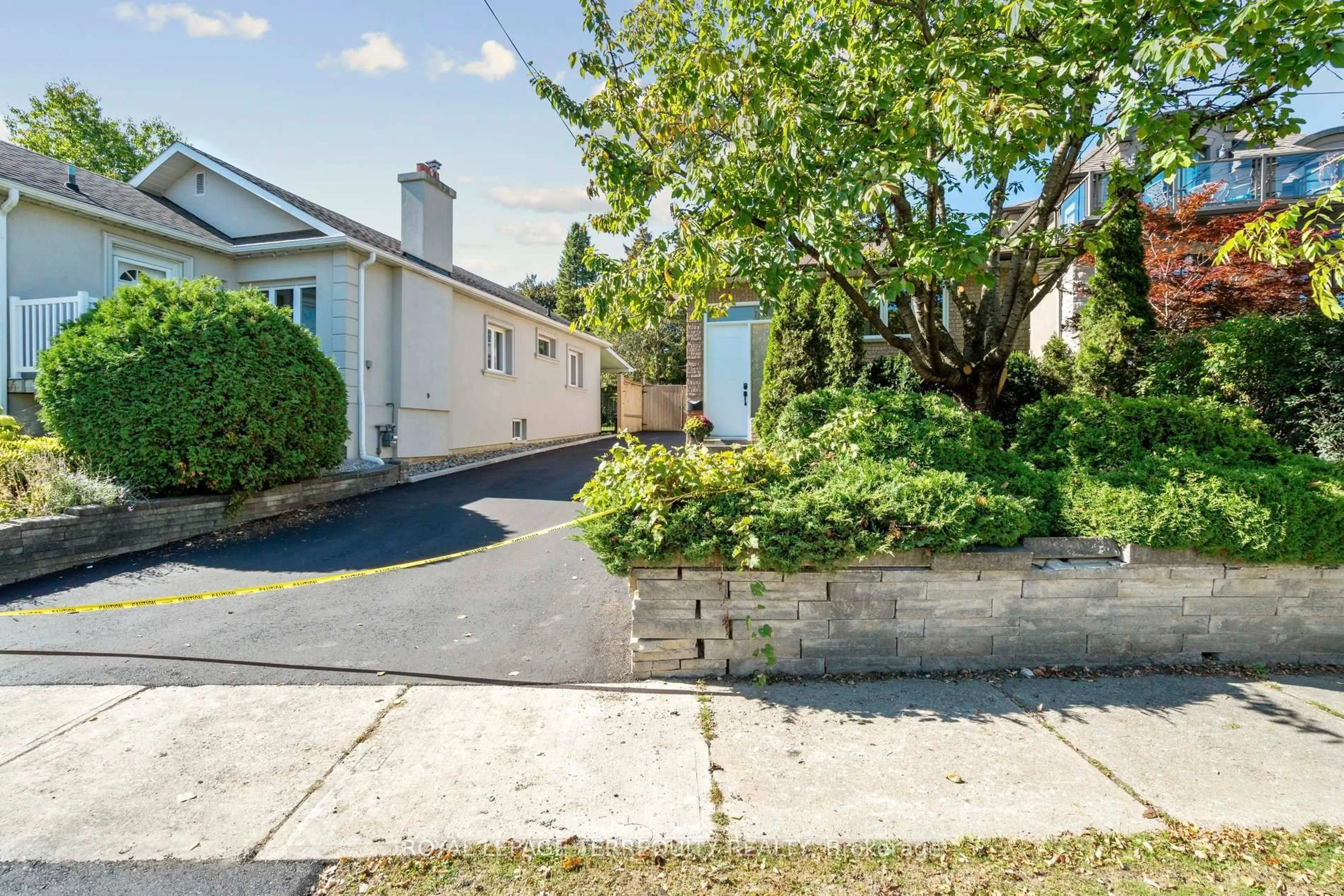 A pic from outside/outdoor area/front of a property/back of a property/a pic from drone, street for 664 Scarlett Ave, Toronto Ontario M9P 2T1