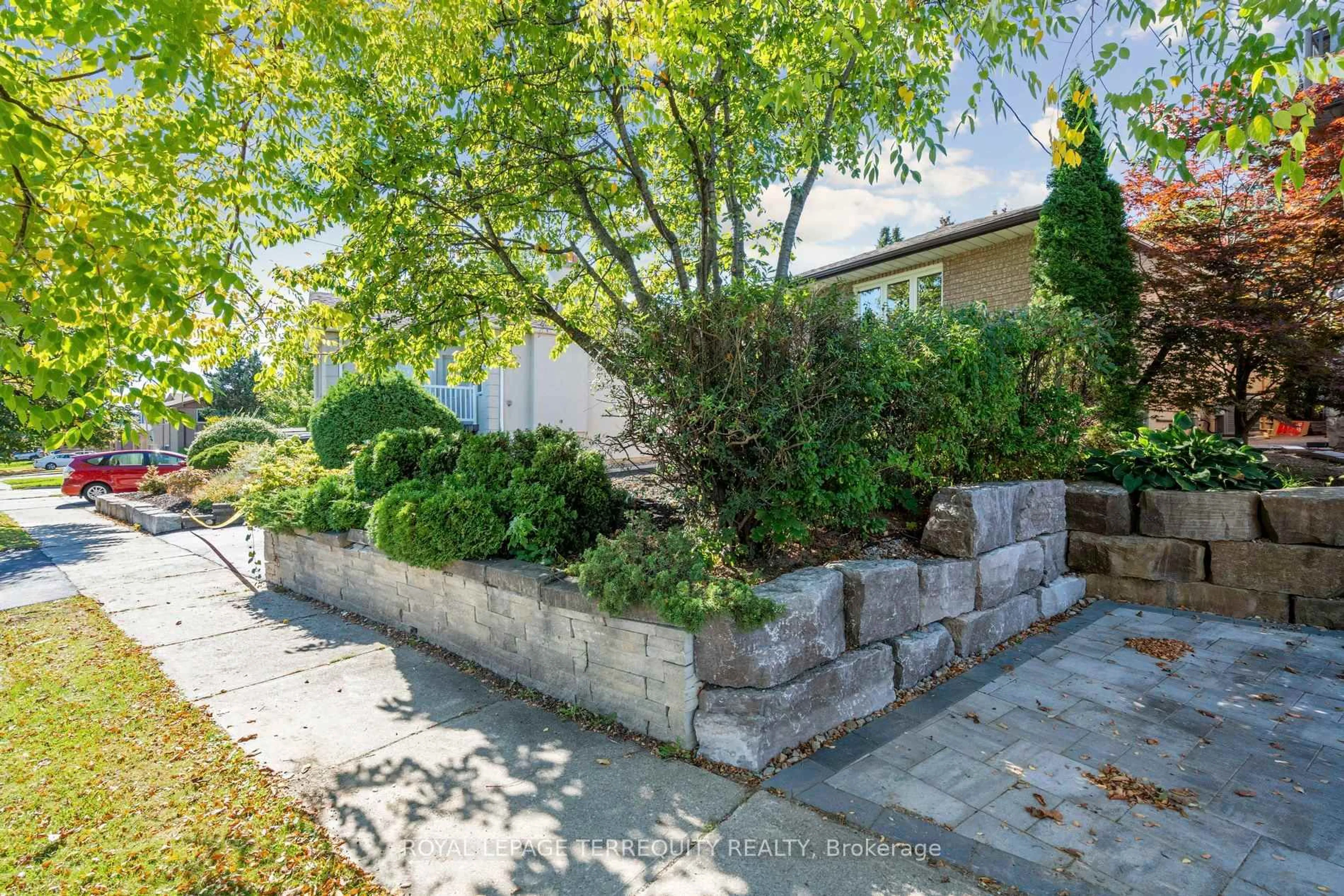 Patio, street for 664 Scarlett Ave, Toronto Ontario M9P 2T1