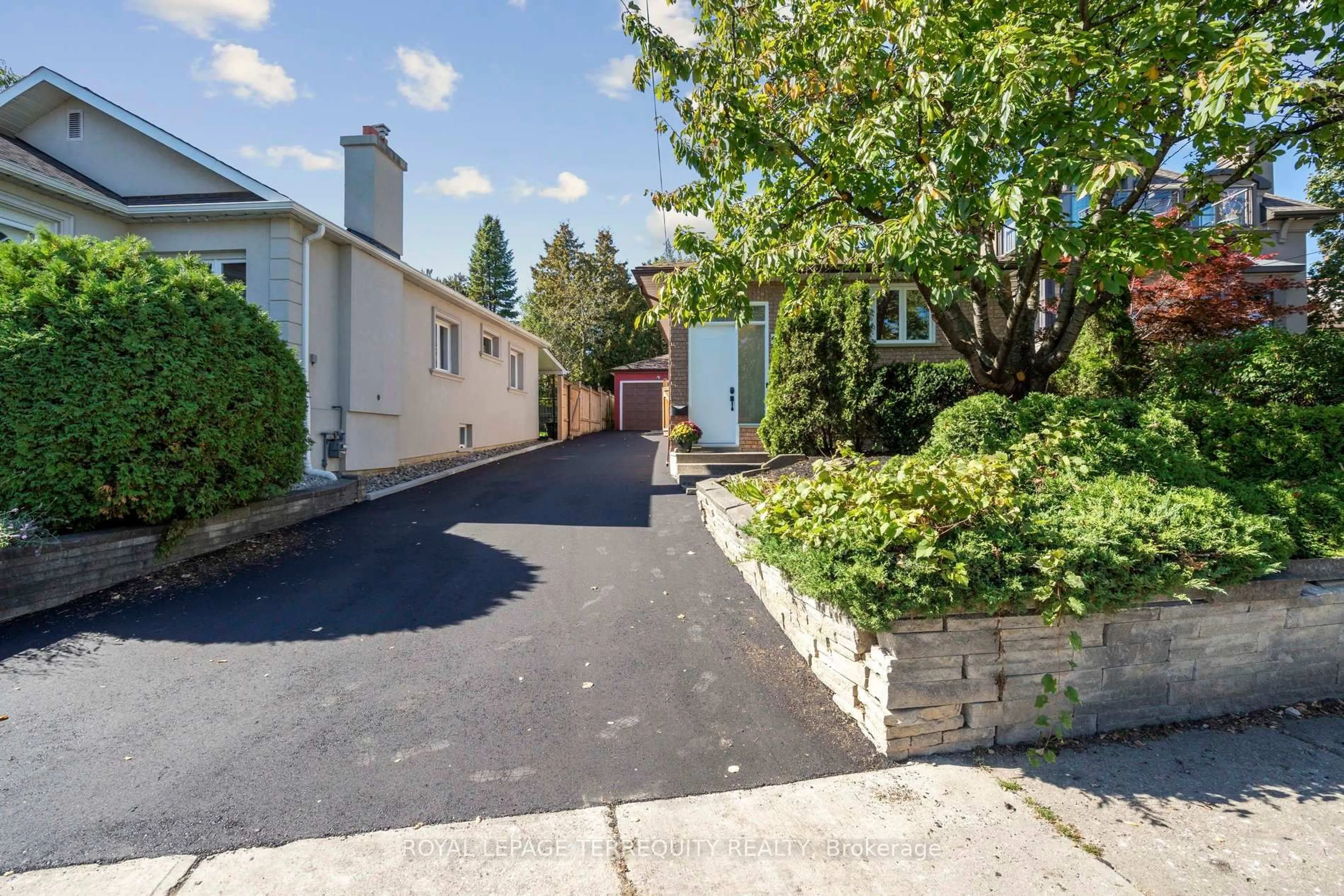 A pic from outside/outdoor area/front of a property/back of a property/a pic from drone, street for 664 Scarlett Ave, Toronto Ontario M9P 2T1