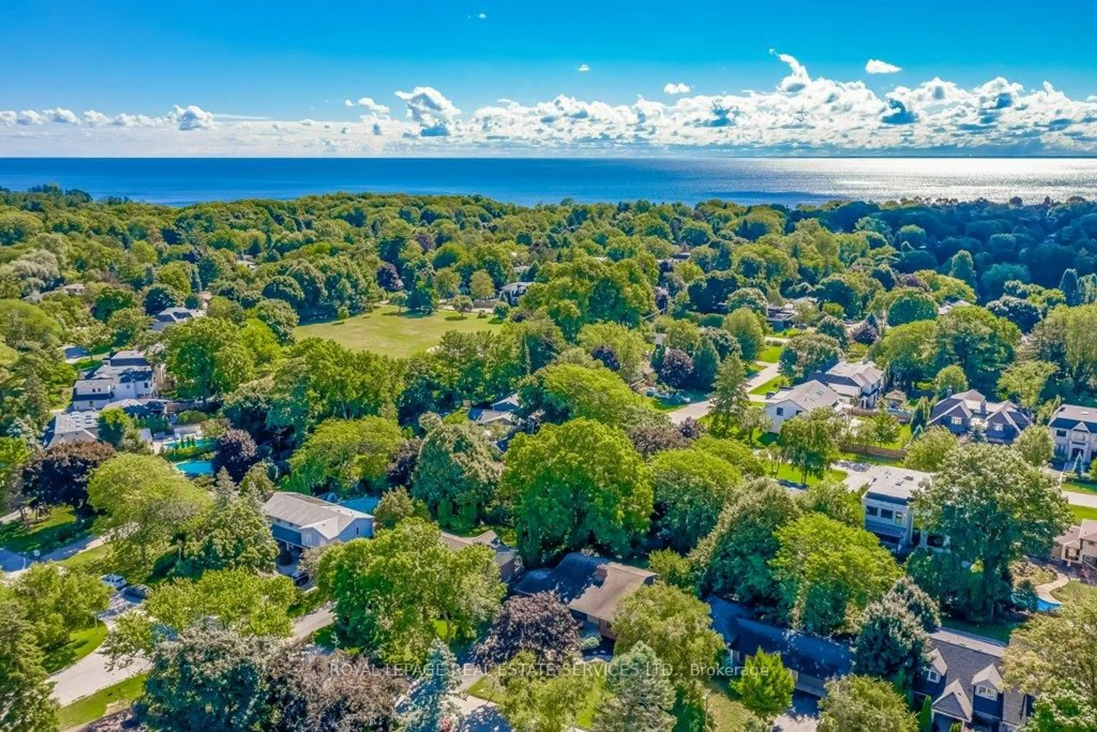 A pic from outside/outdoor area/front of a property/back of a property/a pic from drone, water/lake/river/ocean view for 280 Savannah Gate, Oakville Ontario L6L 4E6