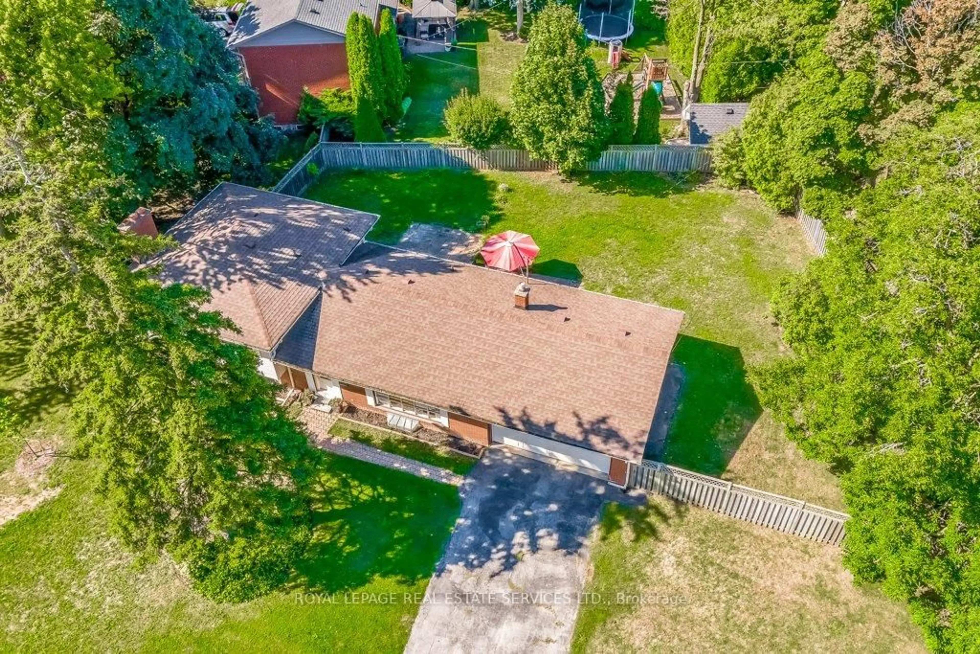 A pic from outside/outdoor area/front of a property/back of a property/a pic from drone, street for 280 Savannah Gate, Oakville Ontario L6L 4E6