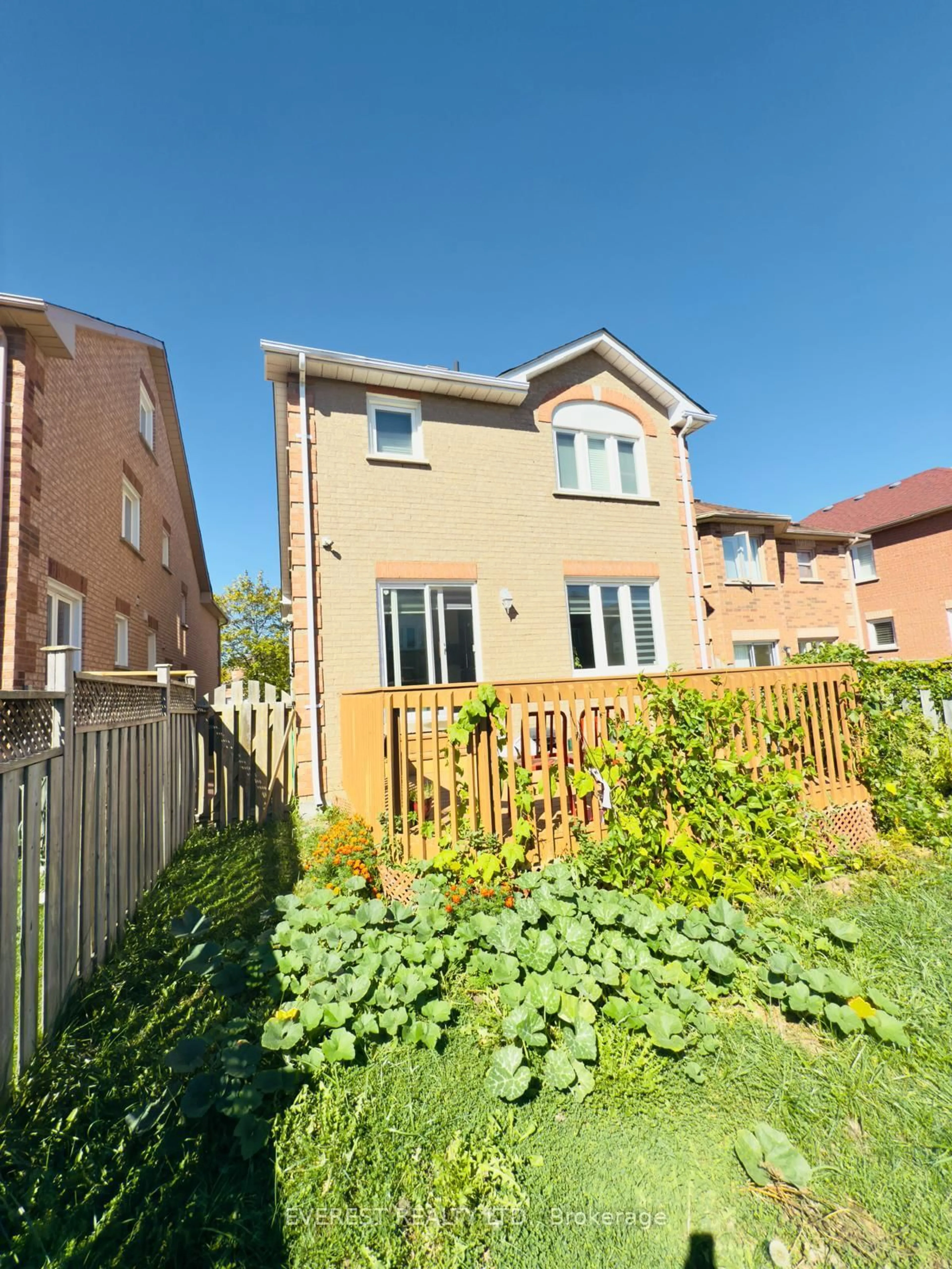 A pic from outside/outdoor area/front of a property/back of a property/a pic from drone, street for 89 Mosley Cres, Brampton Ontario L6Y 5C7
