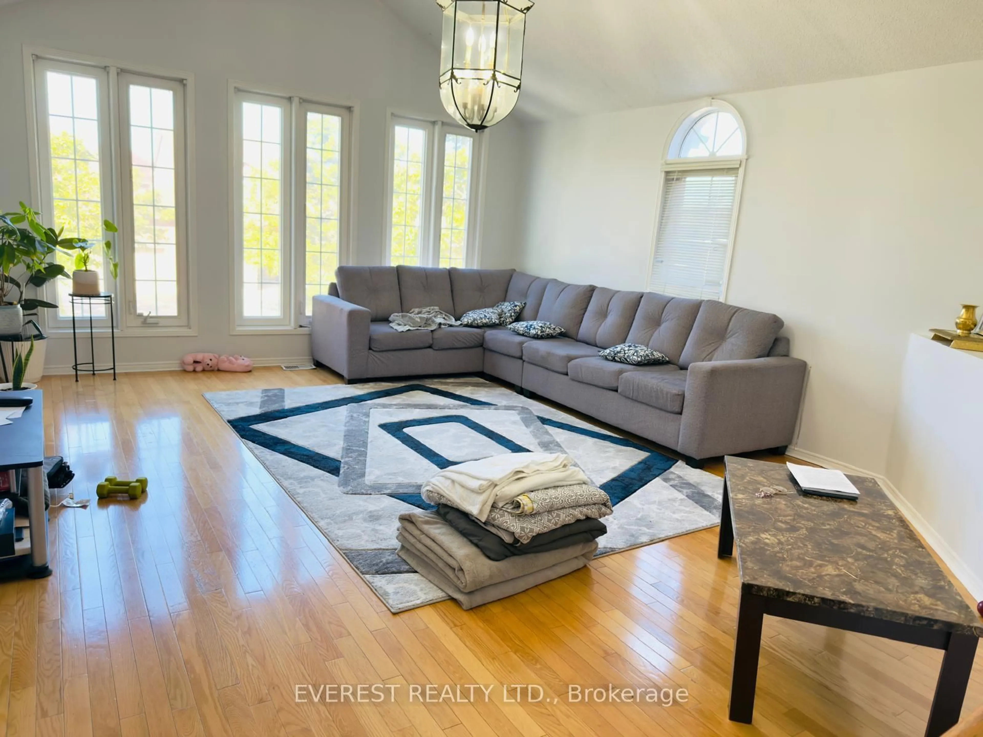 Living room with furniture, unknown for 89 Mosley Cres, Brampton Ontario L6Y 5C7