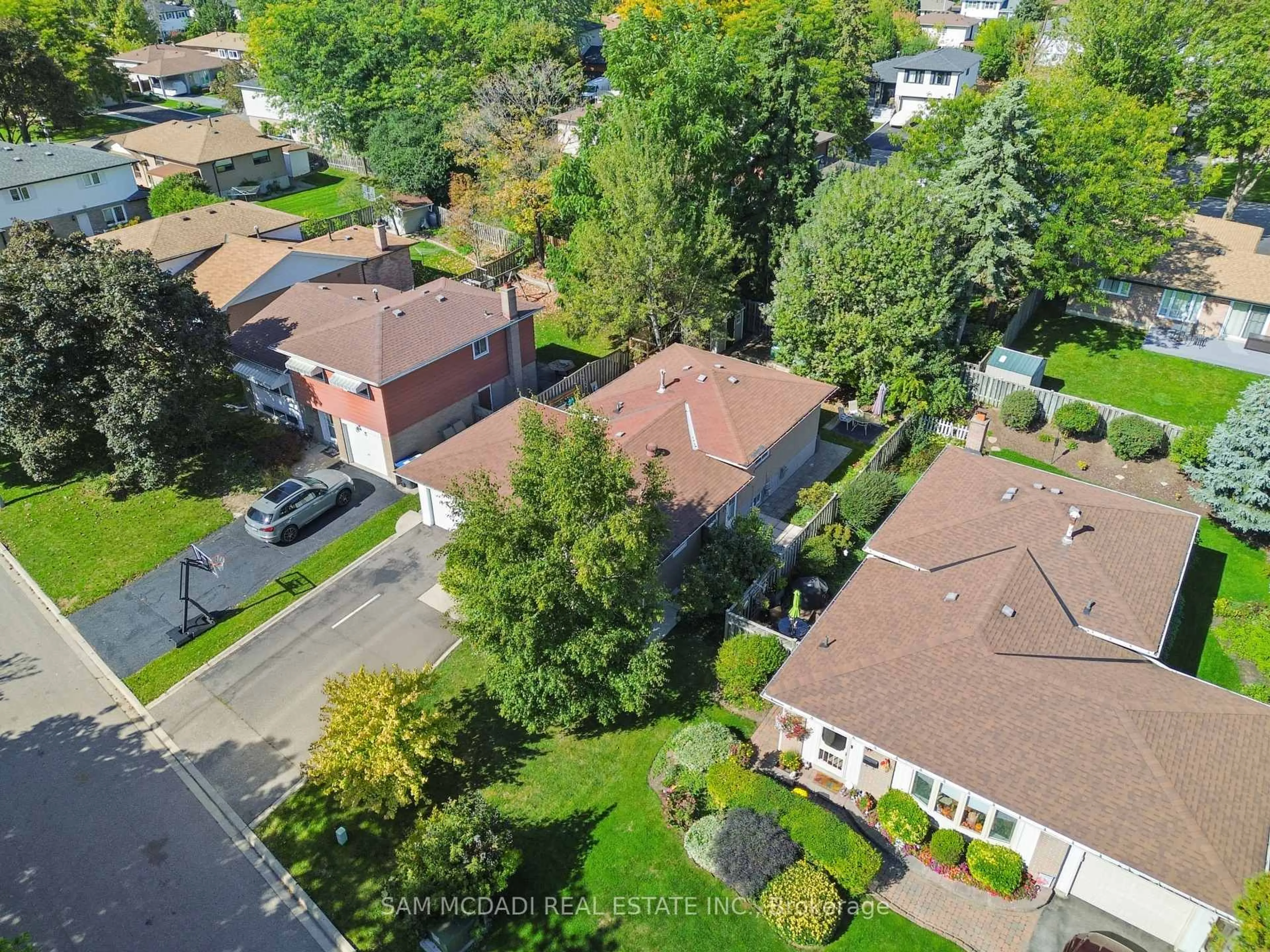 A pic from outside/outdoor area/front of a property/back of a property/a pic from drone, street for 77 Lockton Cres, Brampton Ontario L6W 1C2
