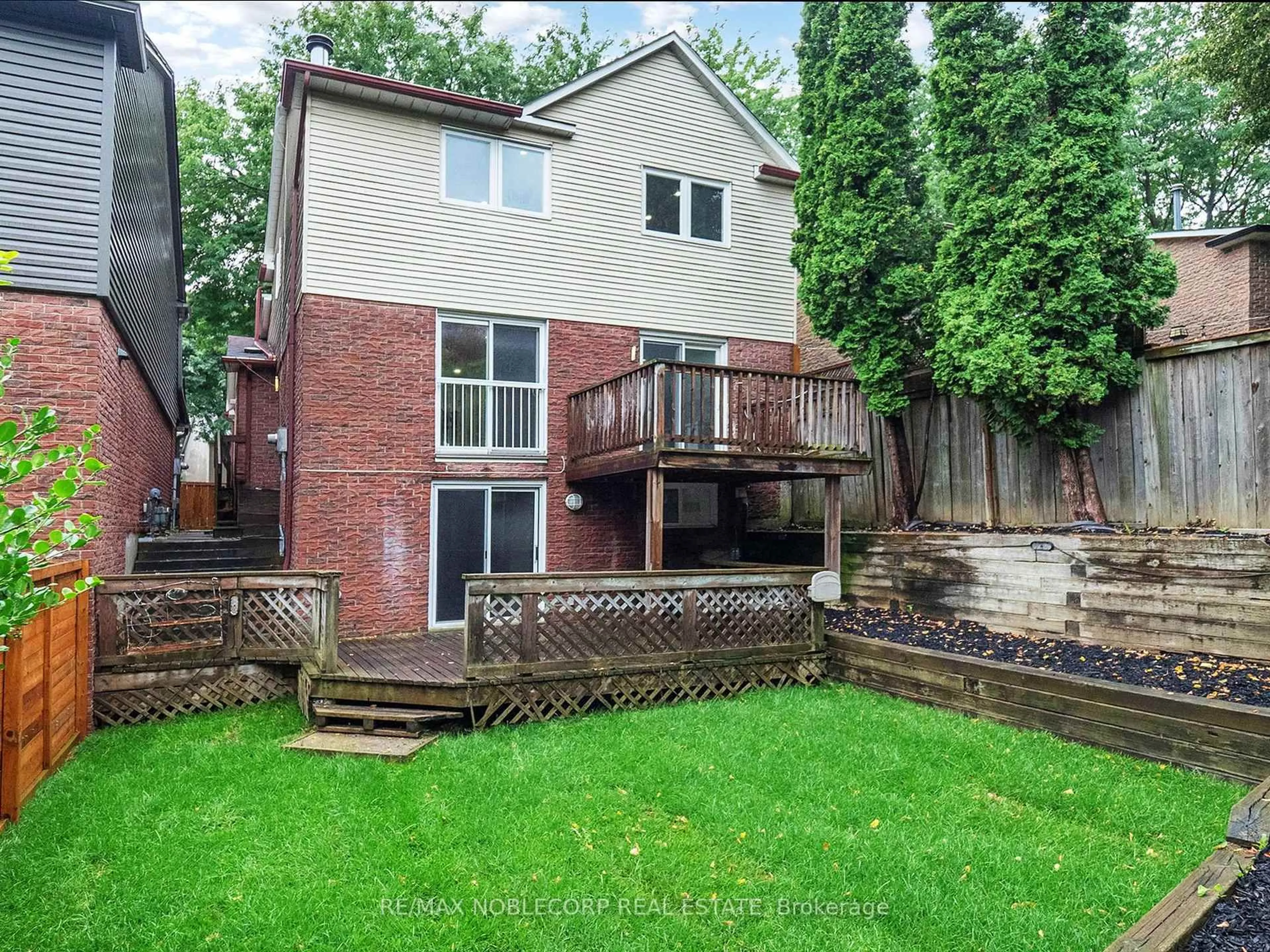 A pic from outside/outdoor area/front of a property/back of a property/a pic from drone, street for 892 Sweetwater Cres, Mississauga Ontario L5H 4A8