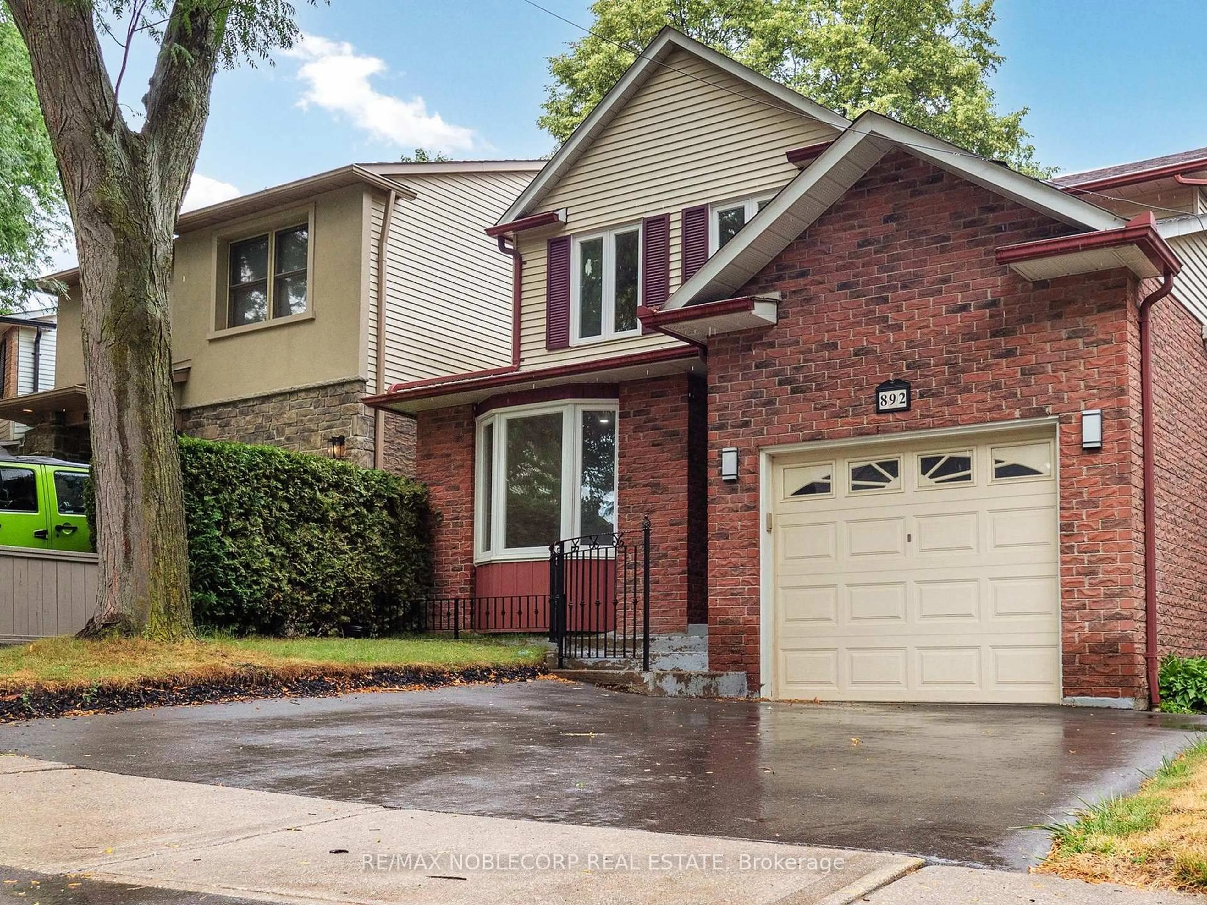 Home with brick exterior material, street for 892 Sweetwater Cres, Mississauga Ontario L5H 4A8