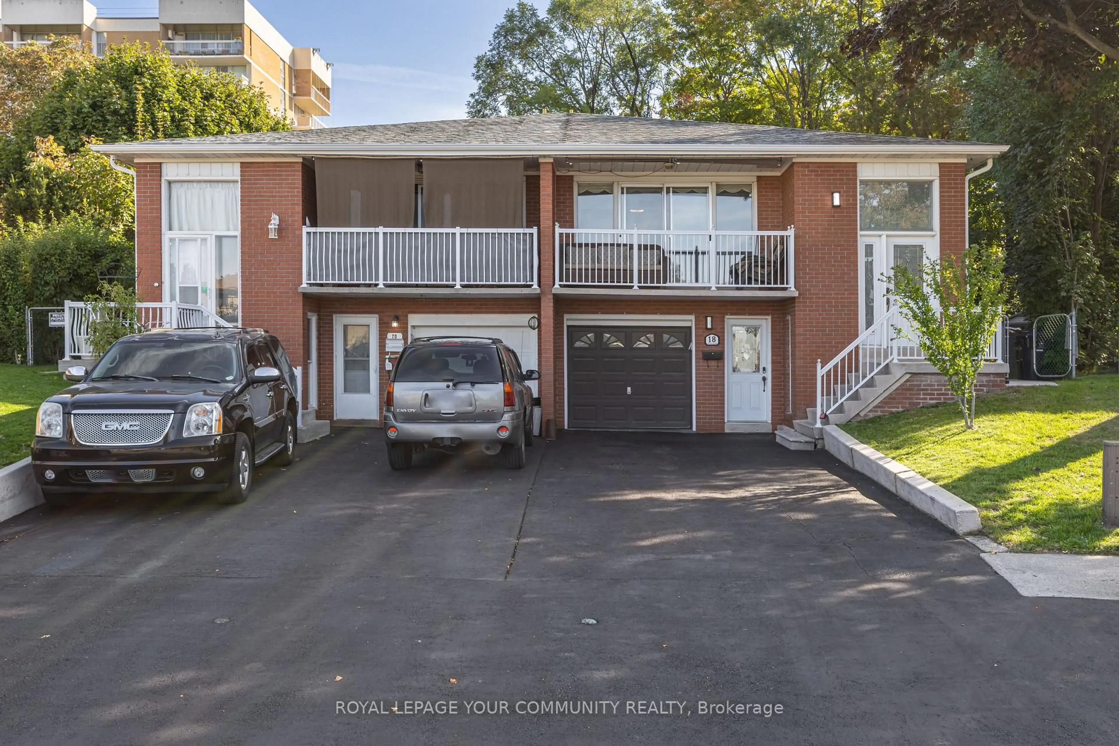 A pic from outside/outdoor area/front of a property/back of a property/a pic from drone, street for 18 Loomis Crt, Toronto Ontario M3J 1P8