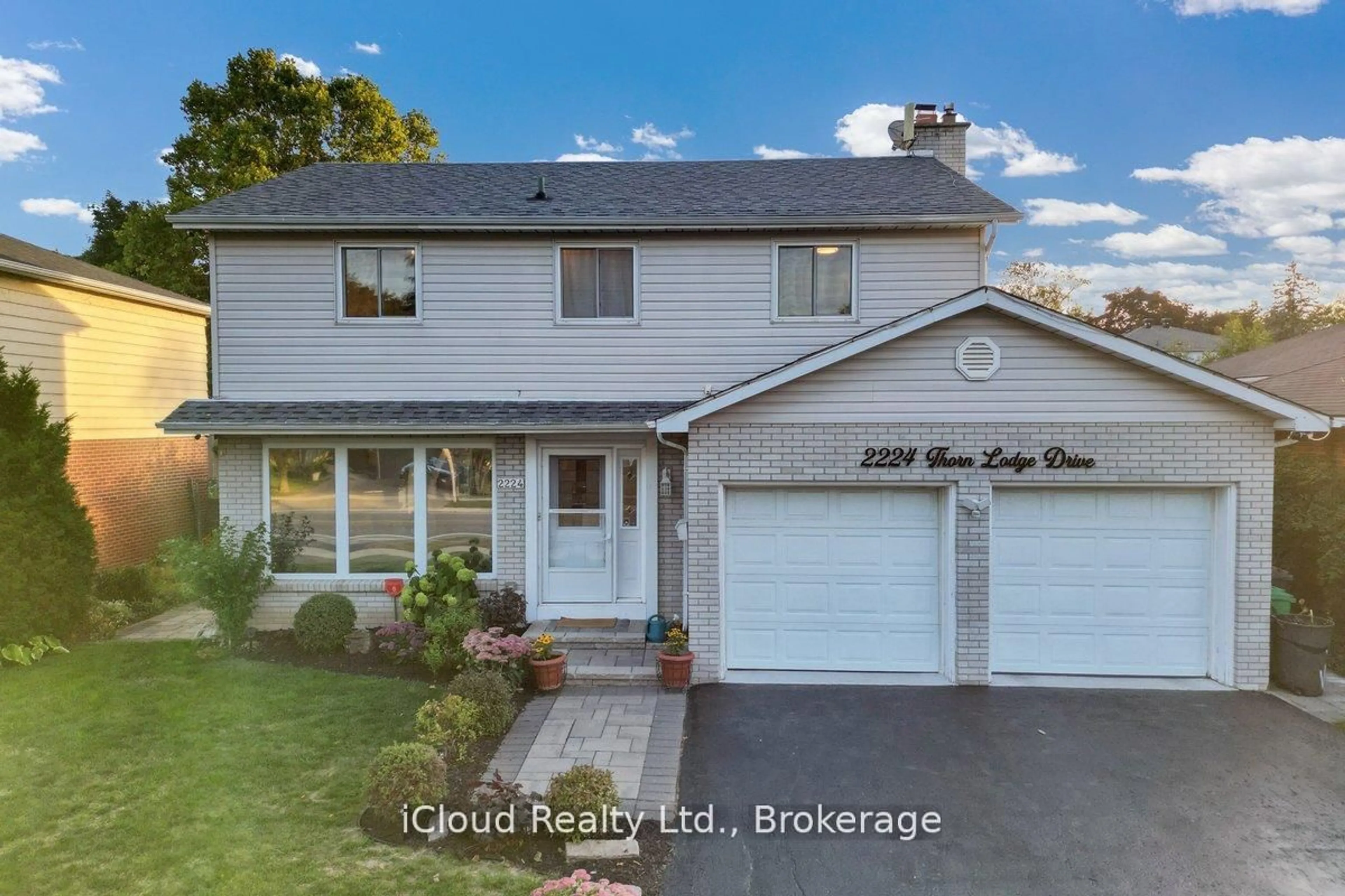 A pic from outside/outdoor area/front of a property/back of a property/a pic from drone, street for 2224 Thorn Lodge Dr, Mississauga Ontario L5K 1K2