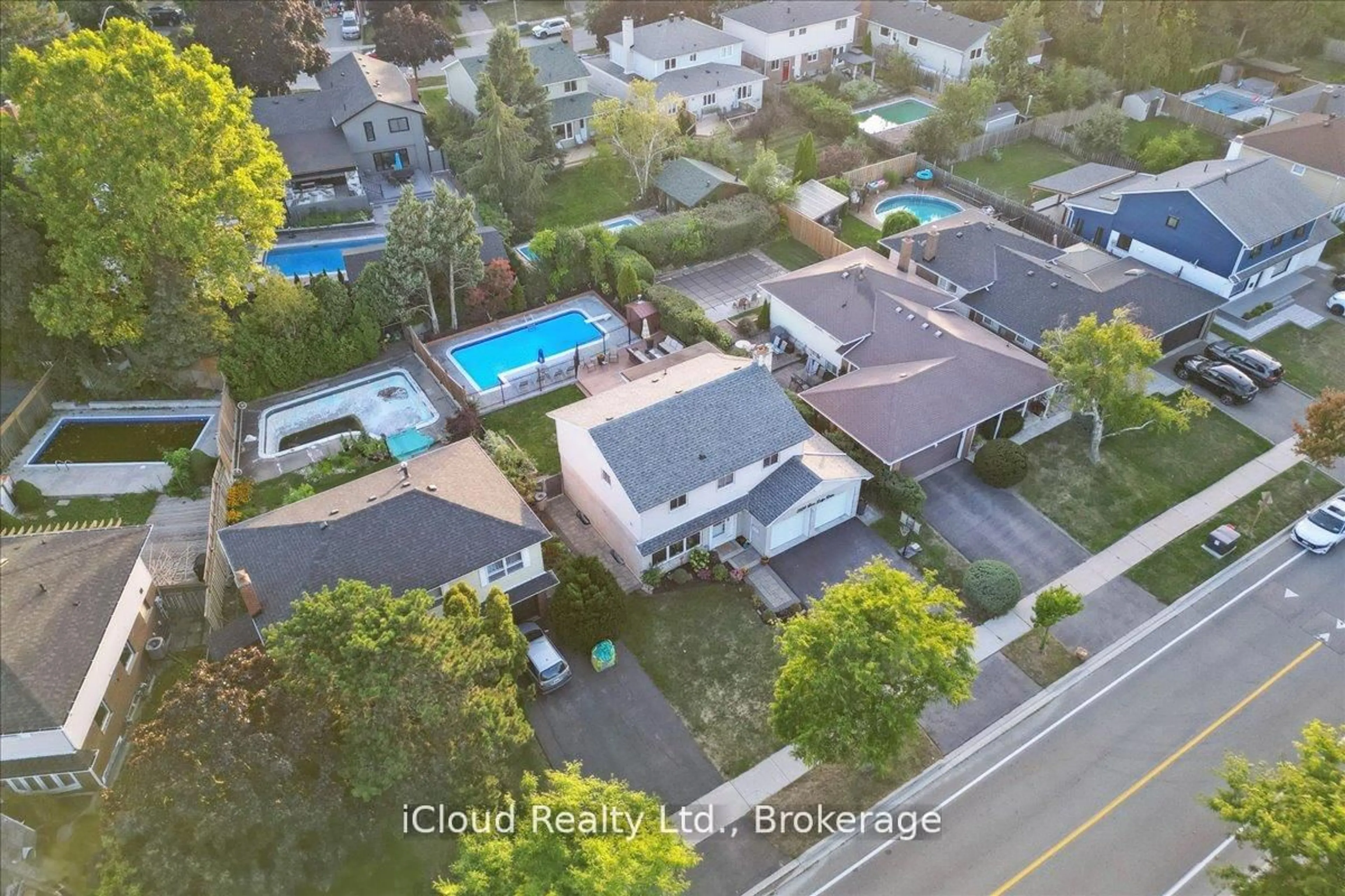 A pic from outside/outdoor area/front of a property/back of a property/a pic from drone, street for 2224 Thorn Lodge Dr, Mississauga Ontario L5K 1K2