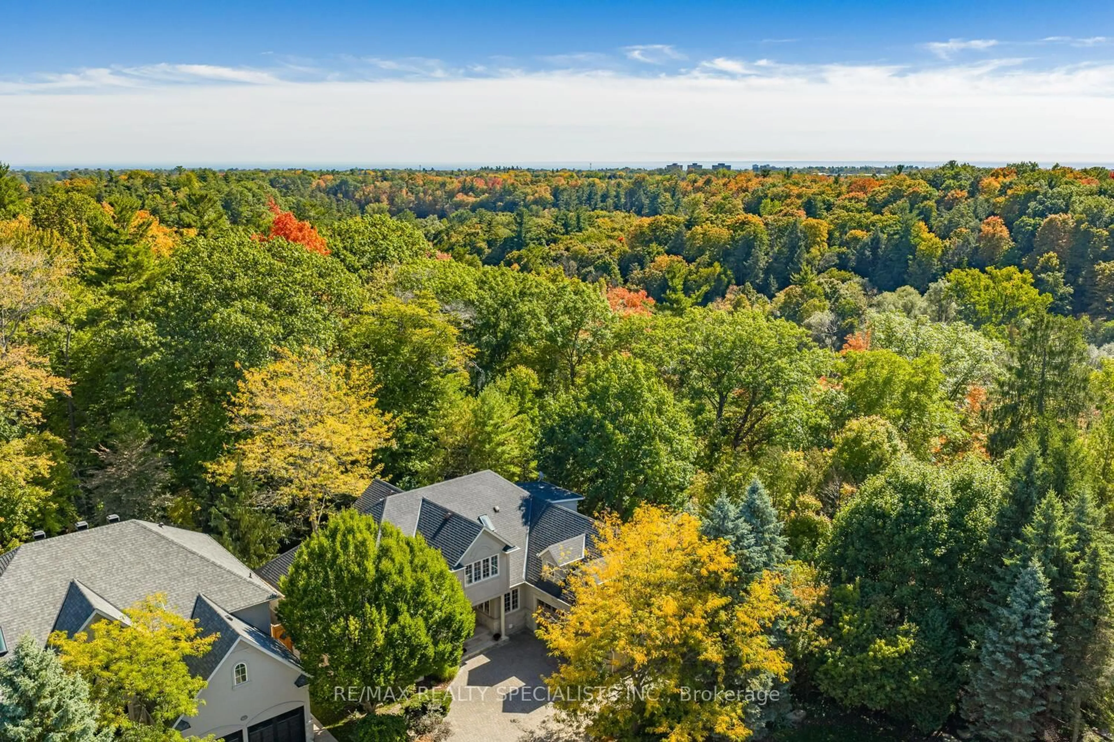 A pic from outside/outdoor area/front of a property/back of a property/a pic from drone, forest/trees view for 1227 Riverbank Way, Oakville Ontario L6H 6X4