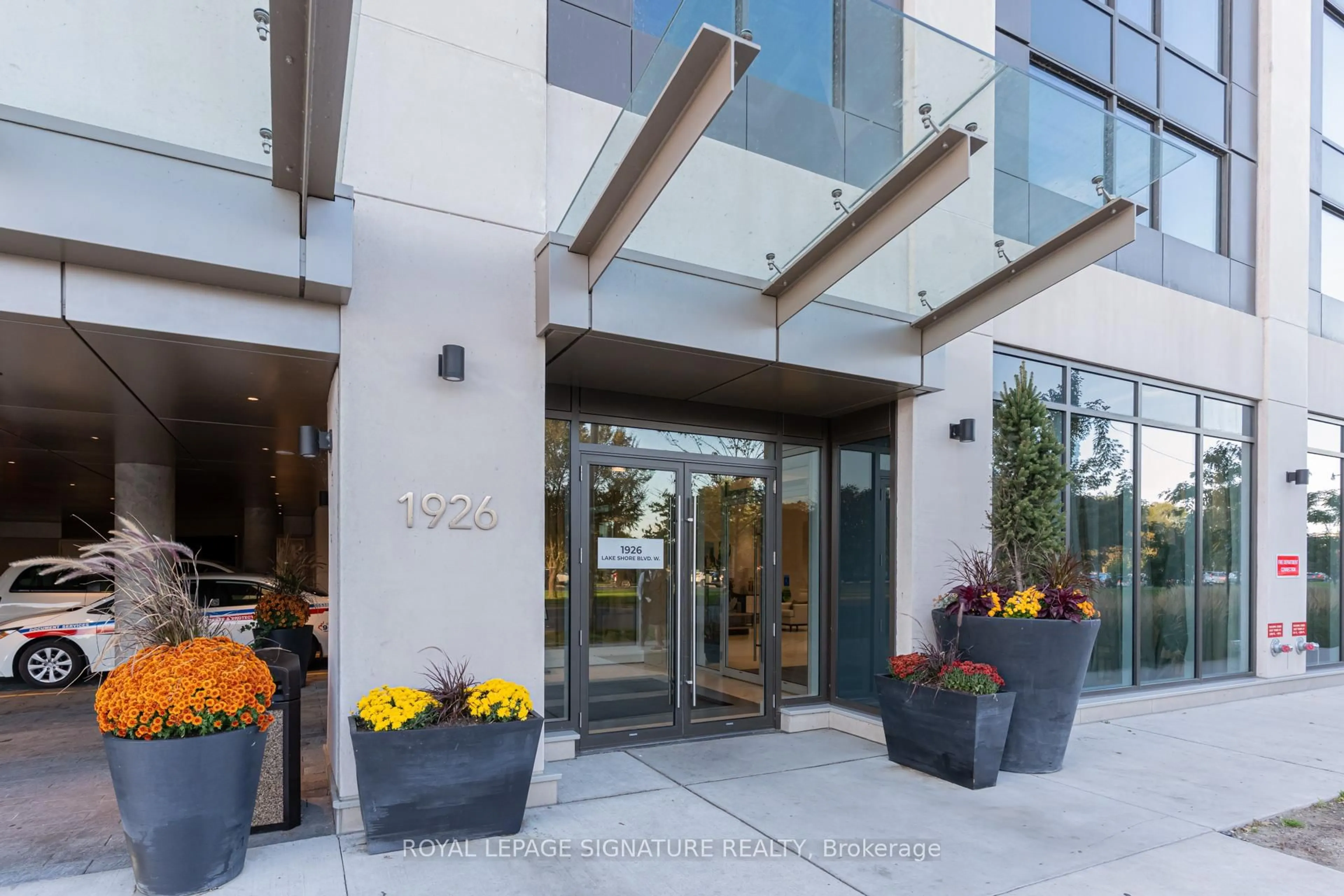 Indoor foyer for 1926 Lake Shore Blvd #2217, Toronto Ontario M6S 1A1