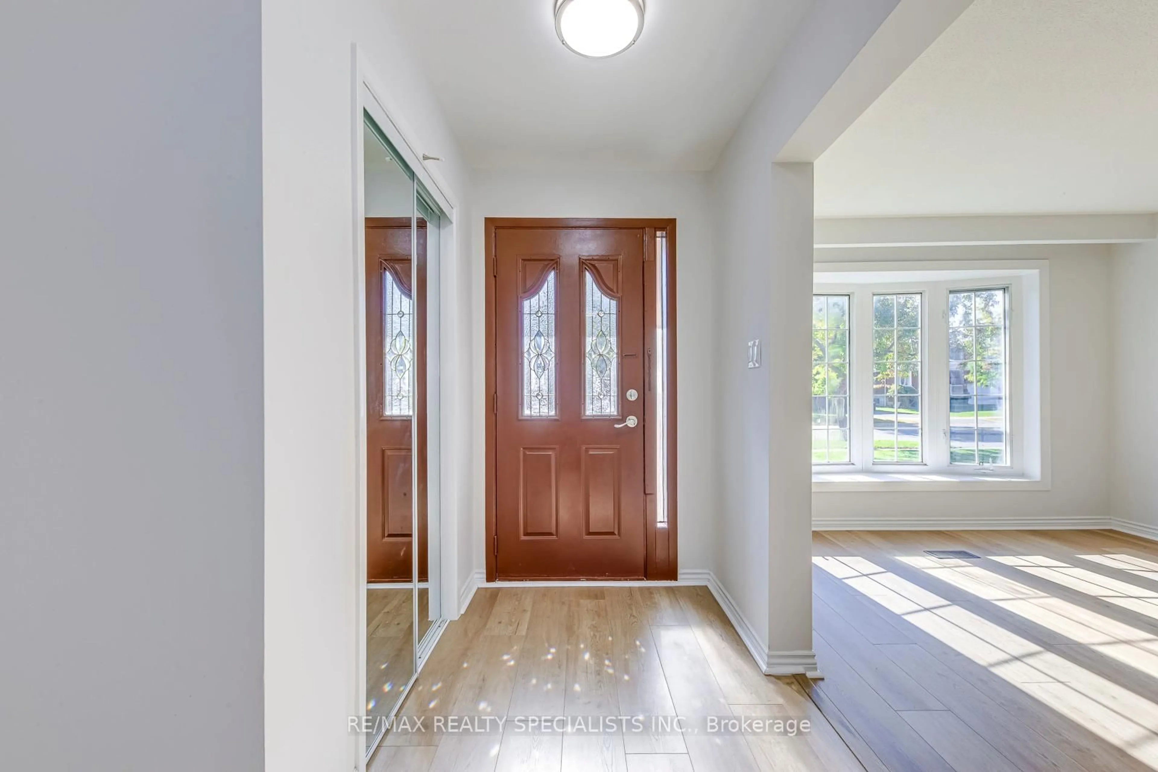 Indoor entryway for 359 Louis Dr, Mississauga Ontario L5B 1Z2