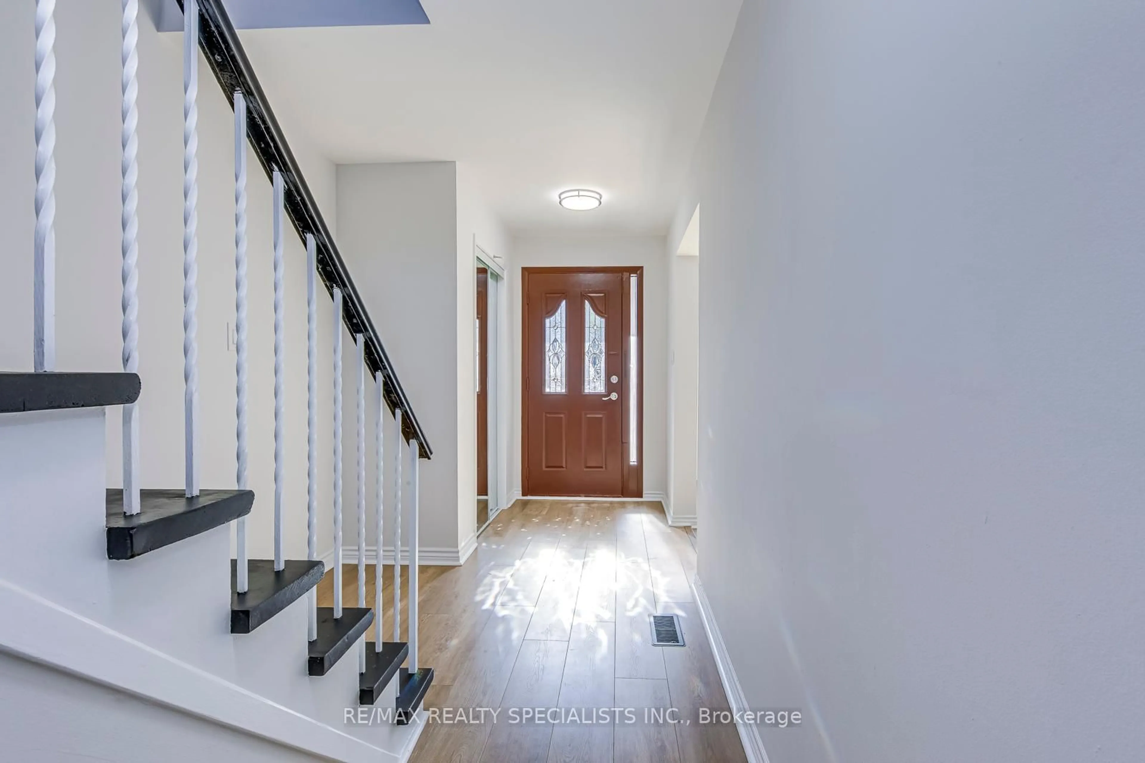 Indoor entryway for 359 Louis Dr, Mississauga Ontario L5B 1Z2