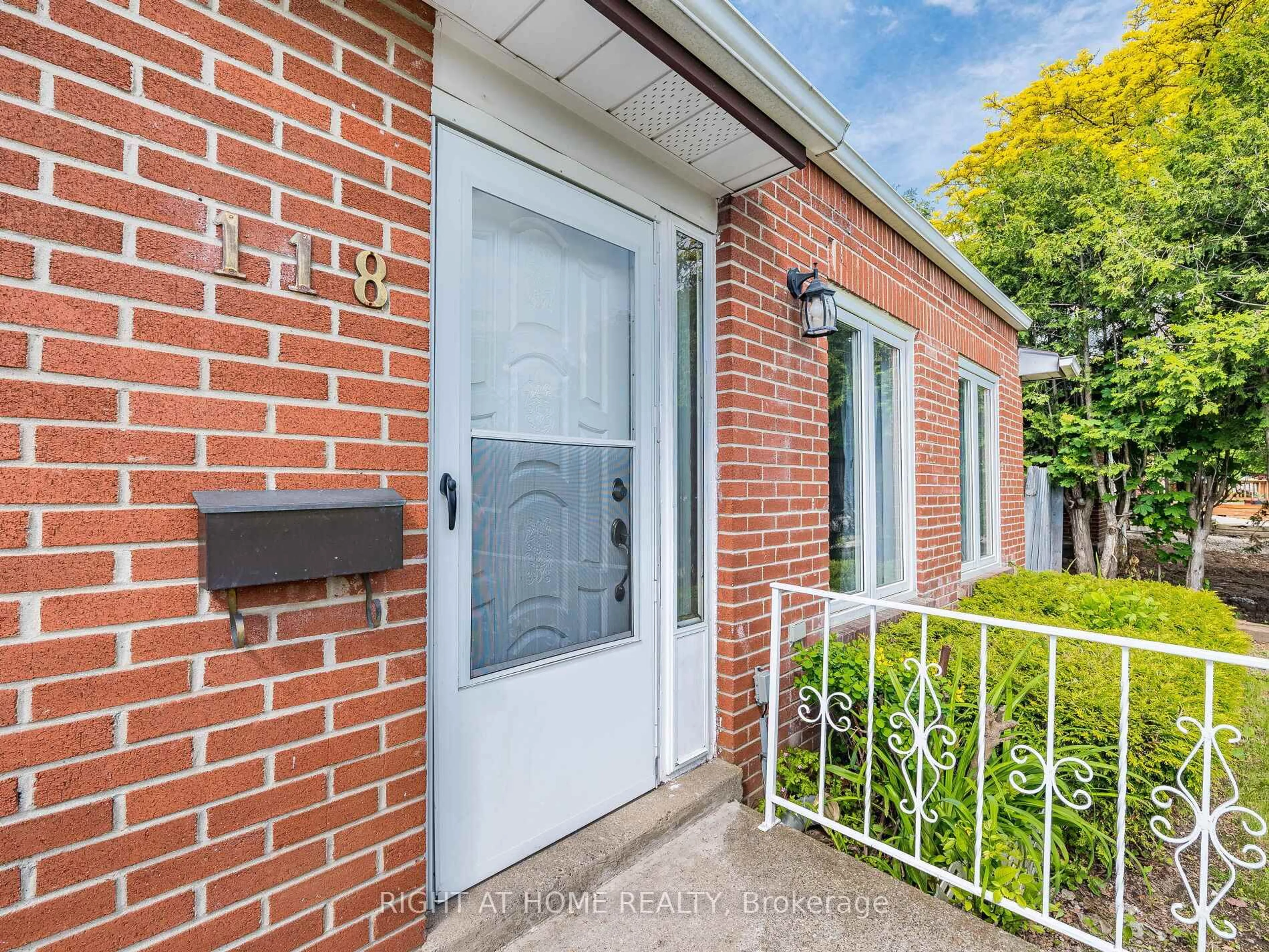 Home with brick exterior material, street for 118 Bonham Blvd, Mississauga Ontario L5M 1C7