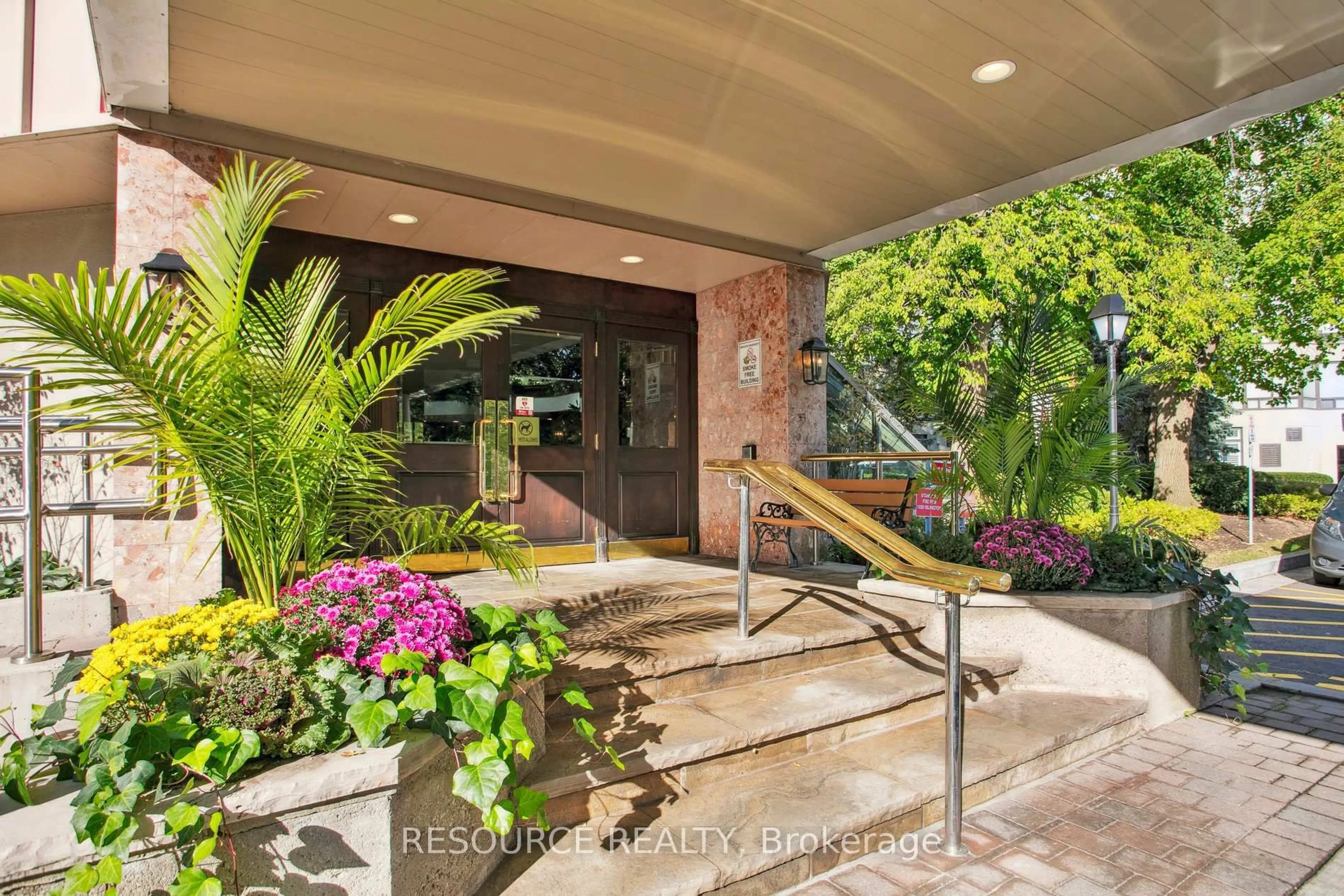Indoor foyer for 1320 Islington Ave #2001, Toronto Ontario M9A 5C6