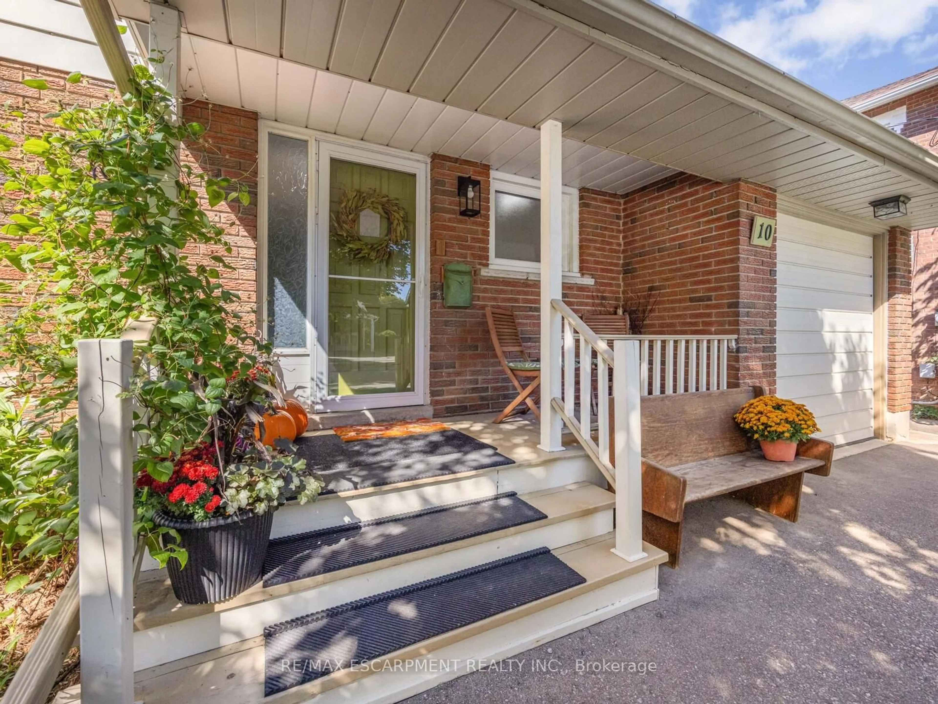 Indoor entryway for 10 Alexander St, Brampton Ontario L6V 1H6
