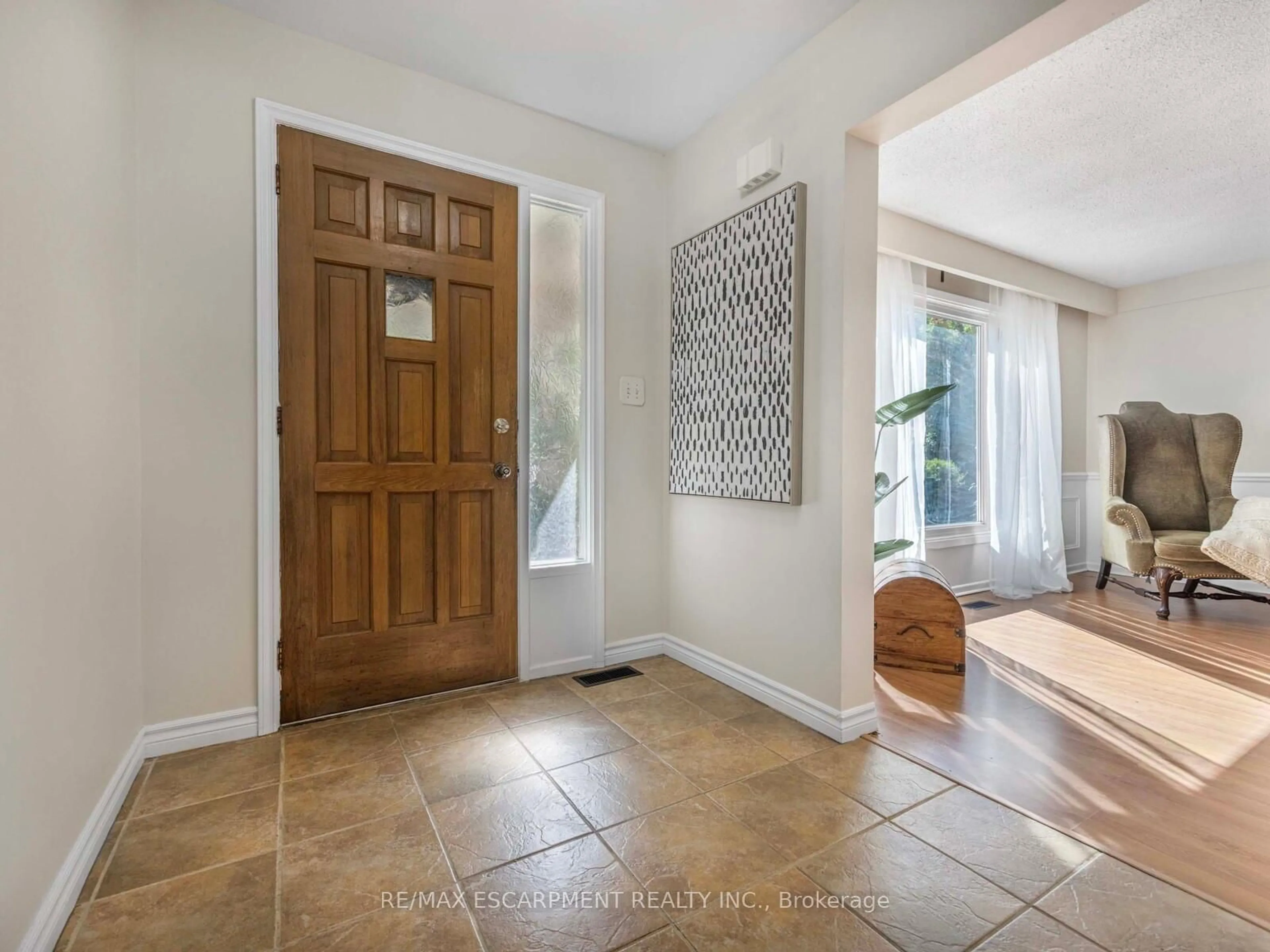 Indoor entryway for 10 Alexander St, Brampton Ontario L6V 1H6