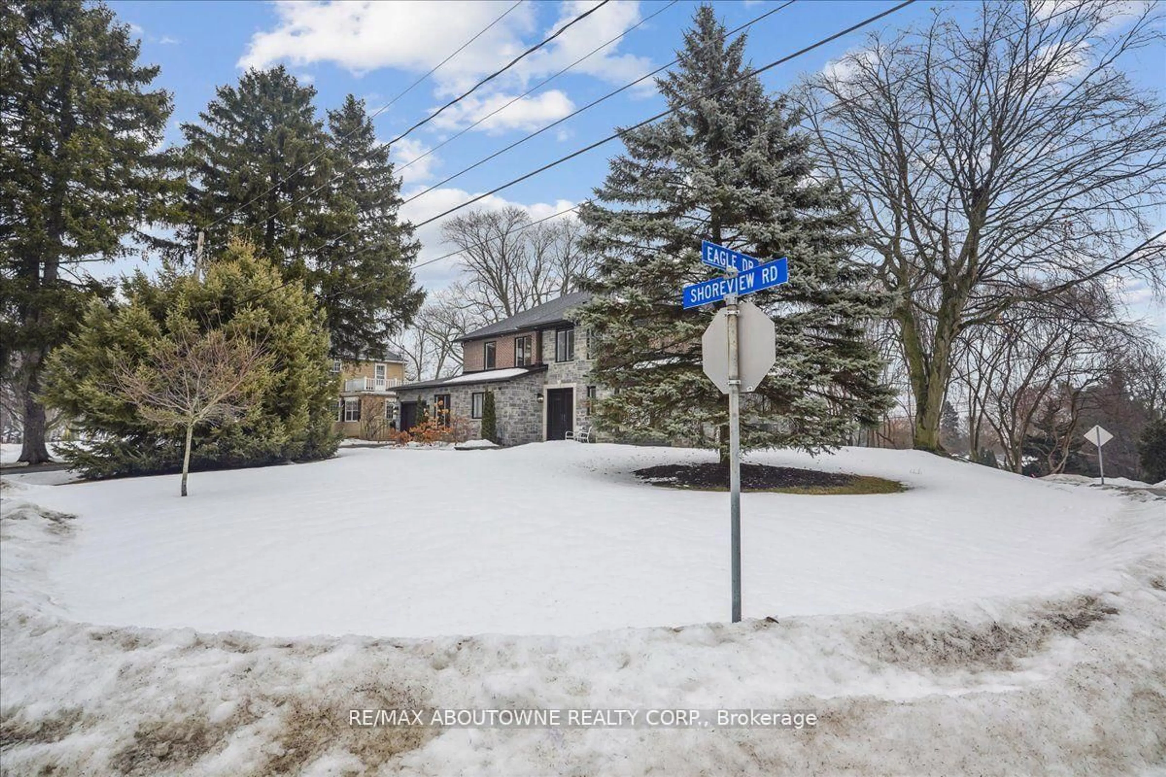 A pic from outside/outdoor area/front of a property/back of a property/a pic from drone, street for 332 Shoreview Rd, Burlington Ontario L7T 2N5