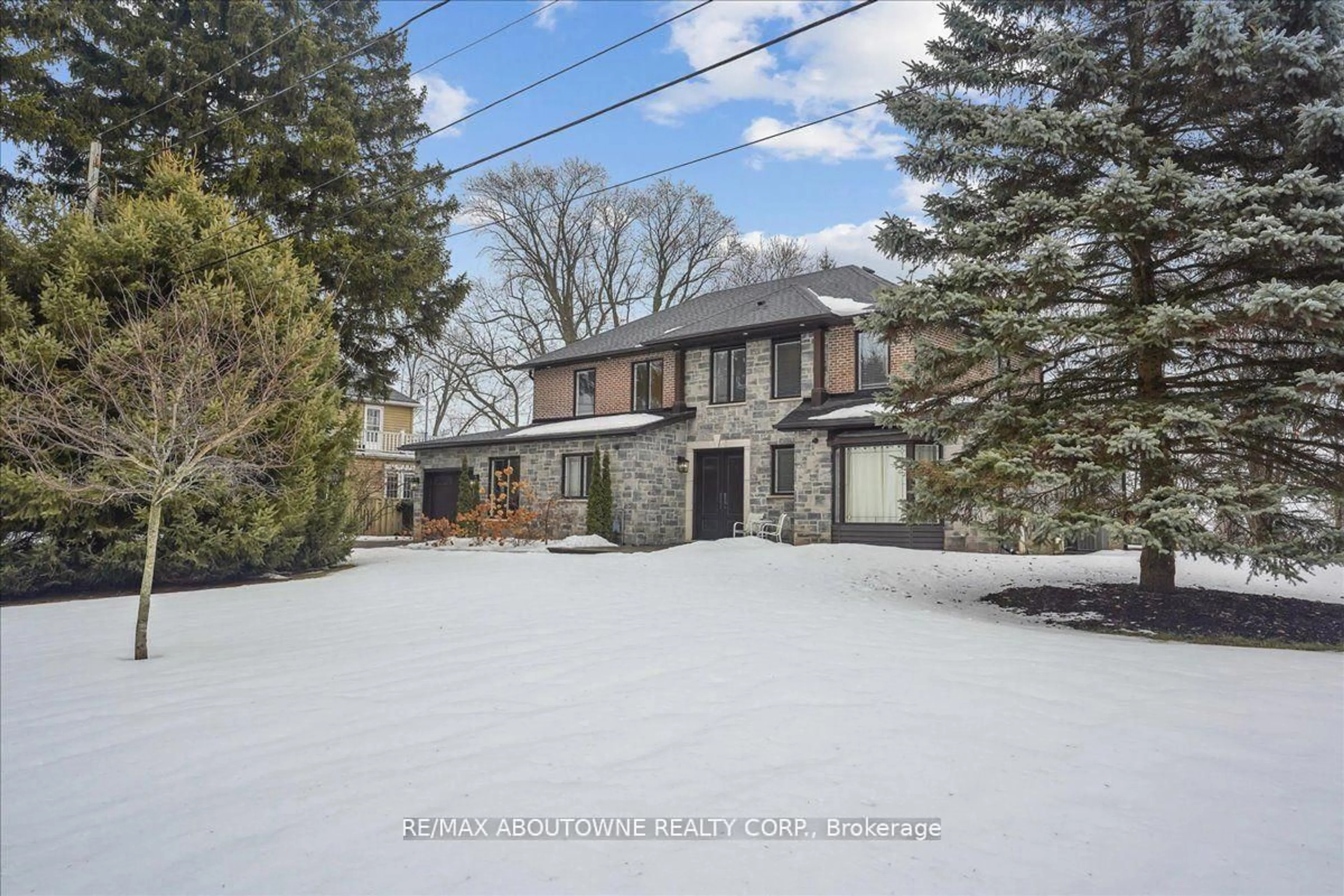 A pic from outside/outdoor area/front of a property/back of a property/a pic from drone, street for 332 Shoreview Rd, Burlington Ontario L7T 2N5