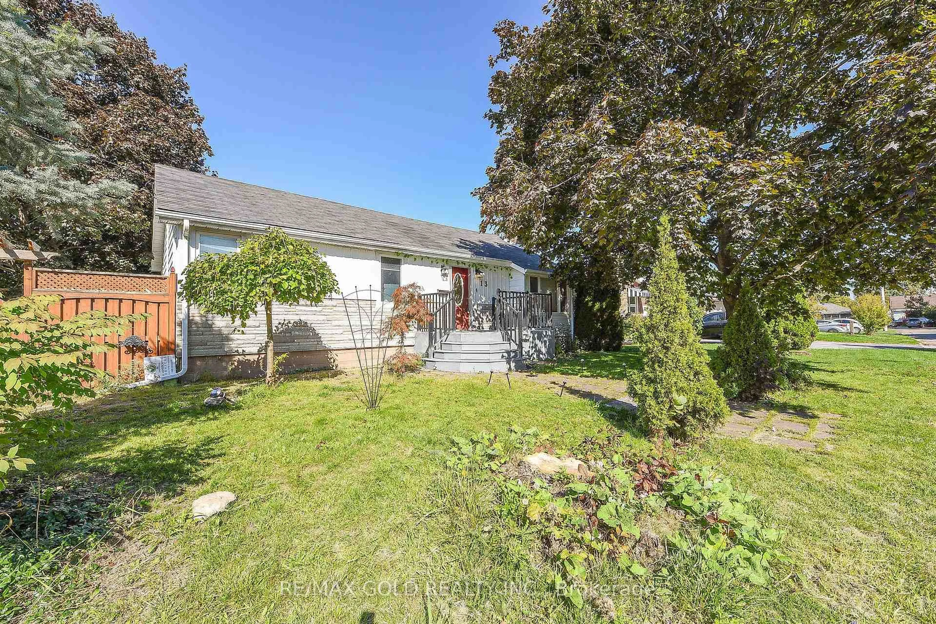 A pic from outside/outdoor area/front of a property/back of a property/a pic from drone, street for 13 Foster Rd, Mississauga Ontario L4T 1C3