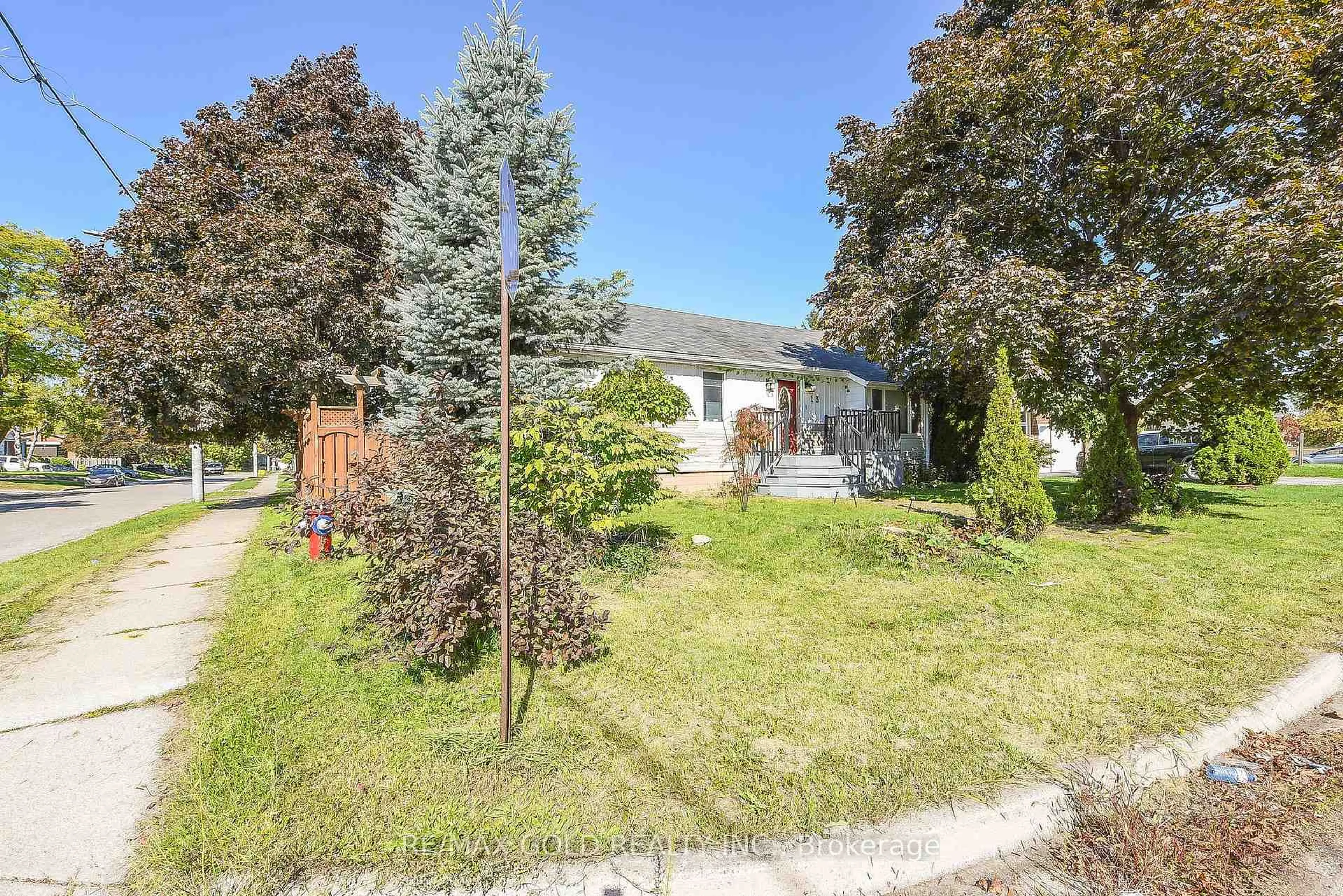 A pic from outside/outdoor area/front of a property/back of a property/a pic from drone, street for 13 Foster Rd, Mississauga Ontario L4T 1C3