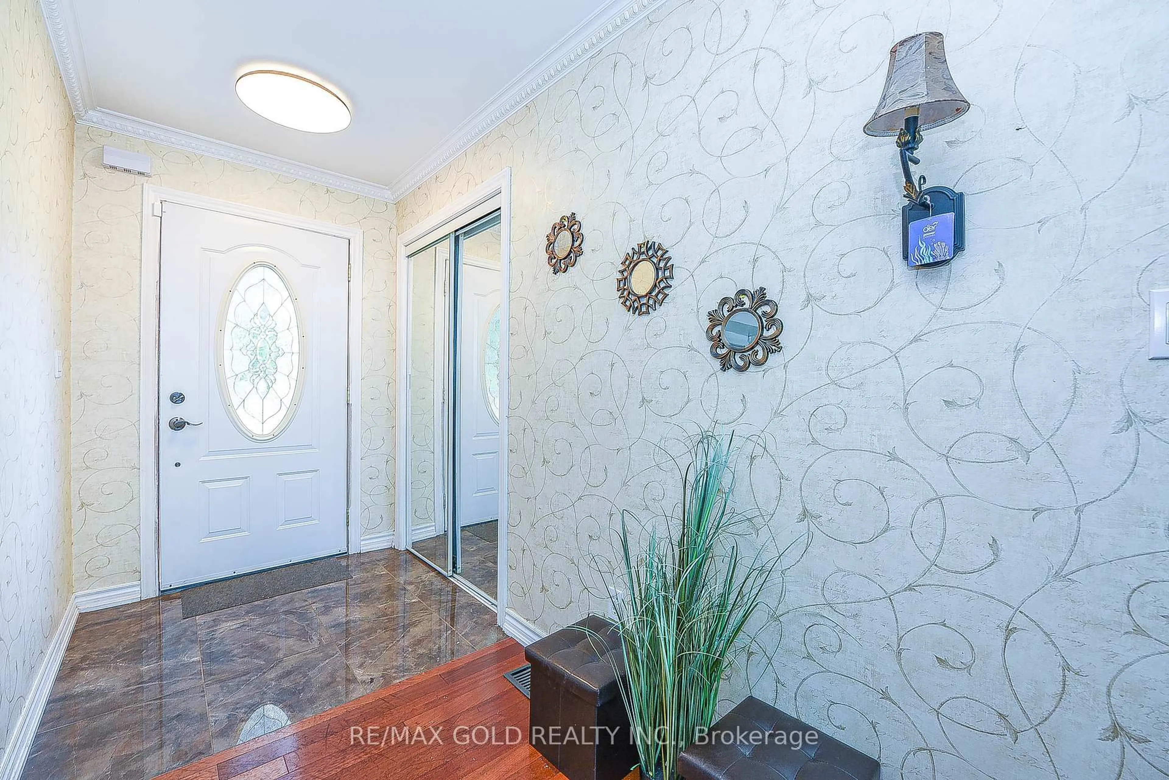 Indoor entryway for 13 Foster Rd, Mississauga Ontario L4T 1C3