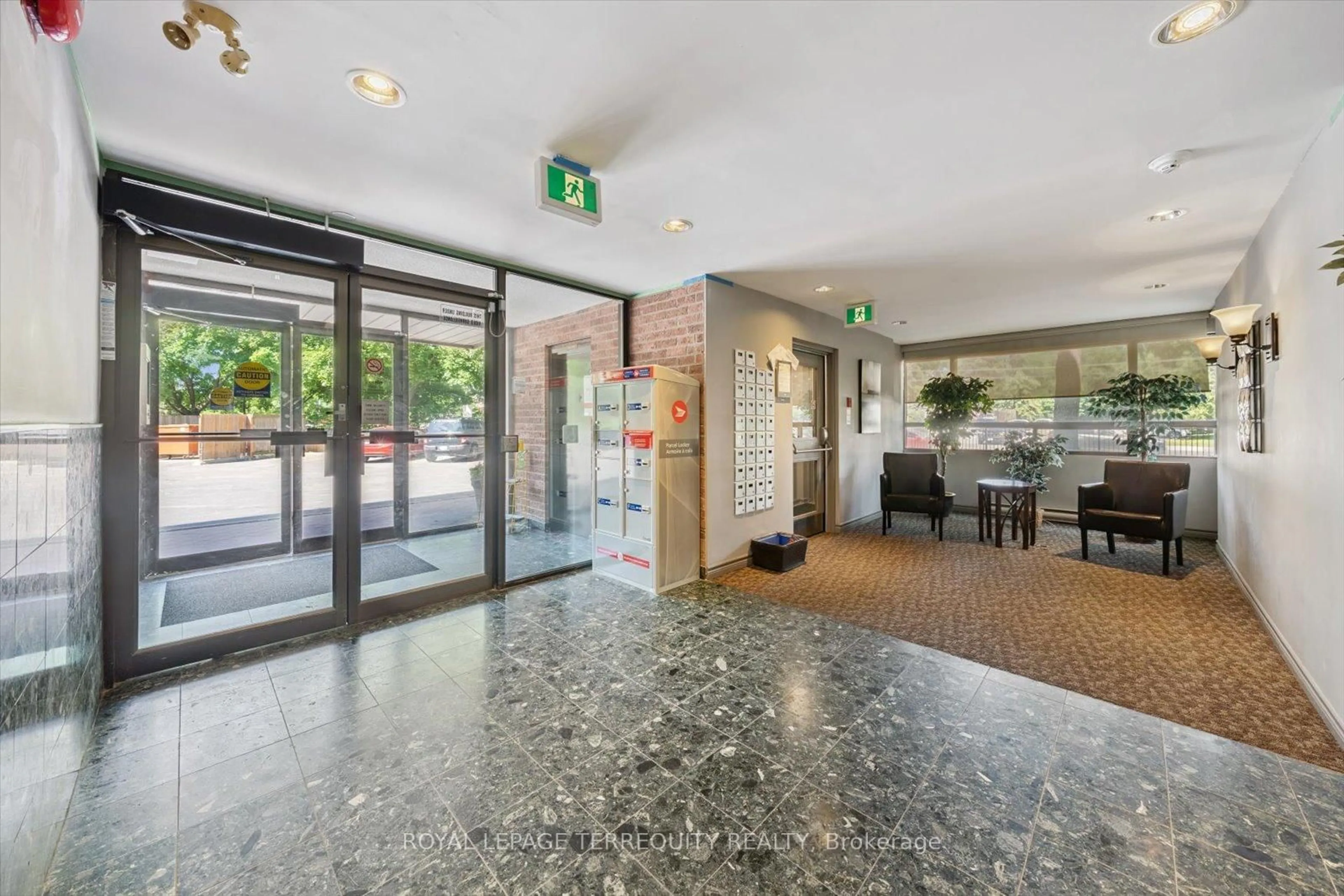 Unknown for 1275 Cornerbrook Pl #208, Mississauga Ontario L5C 3J3