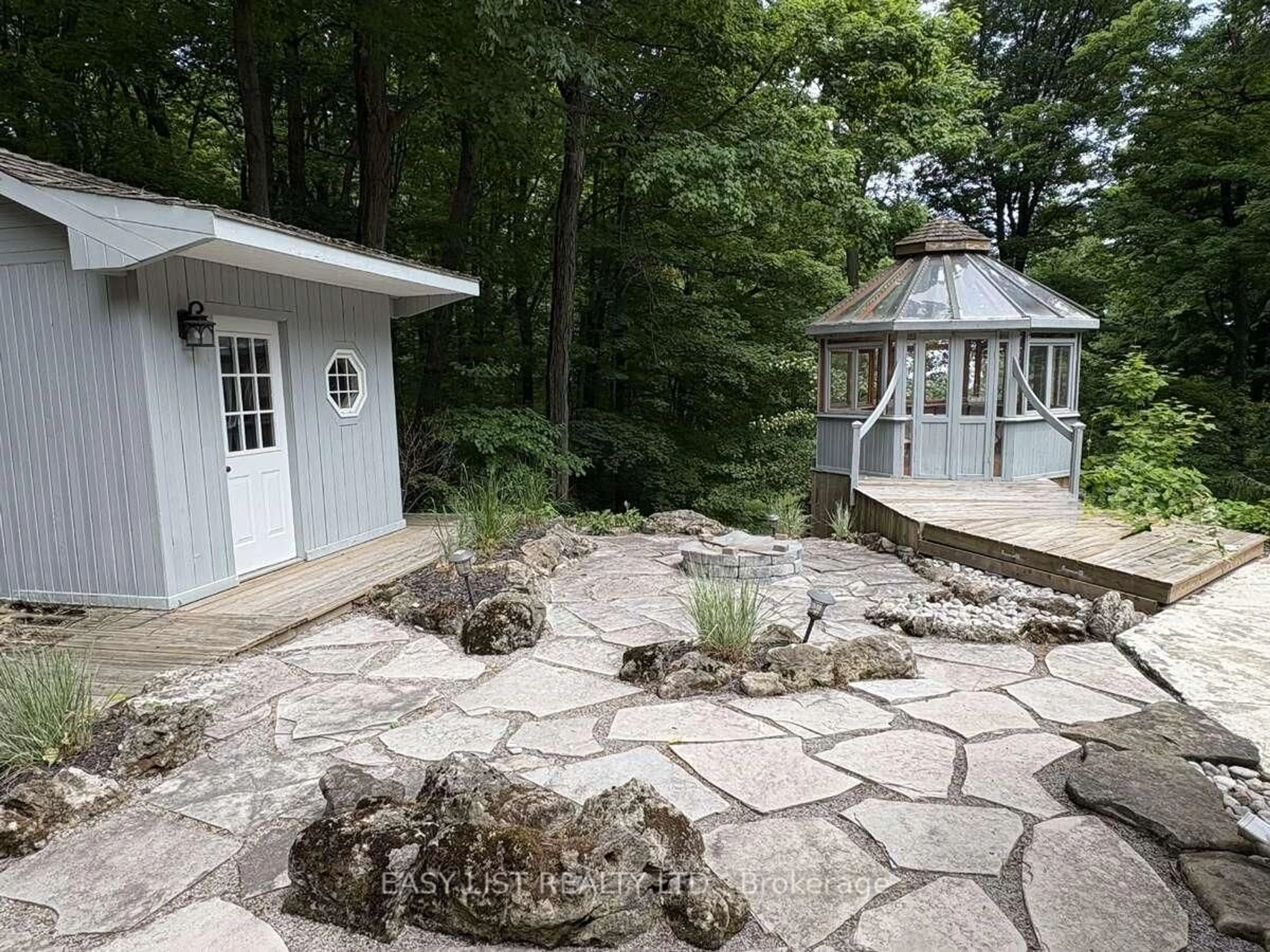 Patio, unknown for 7507 Bell School Line, Milton Ontario L9T 2Y1