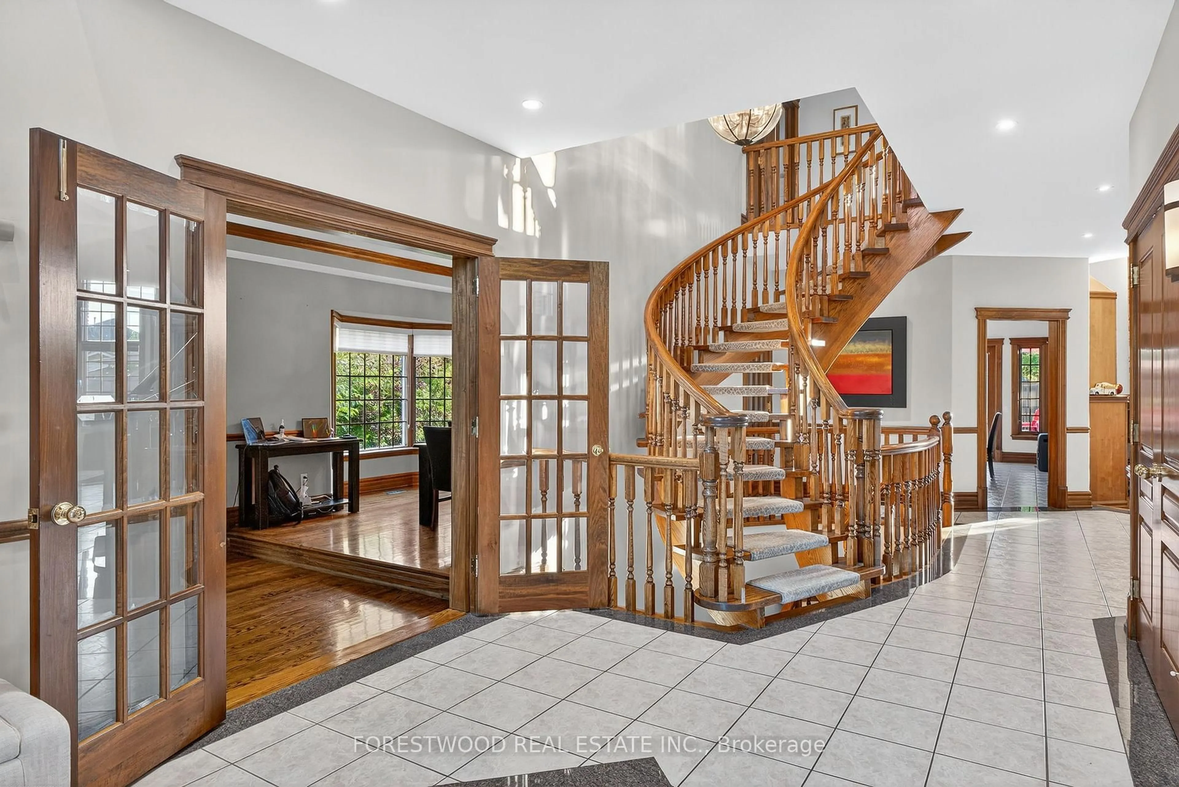 Indoor foyer for 971 Lovingston Cres, Mississauga Ontario L4W 3V7