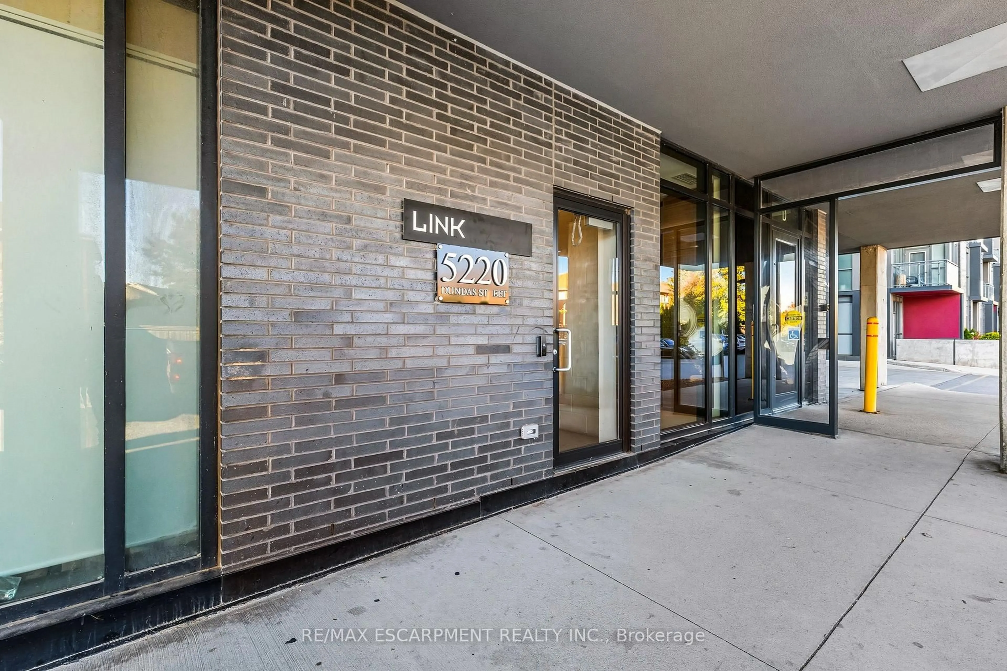 Indoor foyer for 5220 Dundas St #D515, Burlington Ontario L7L 0J4