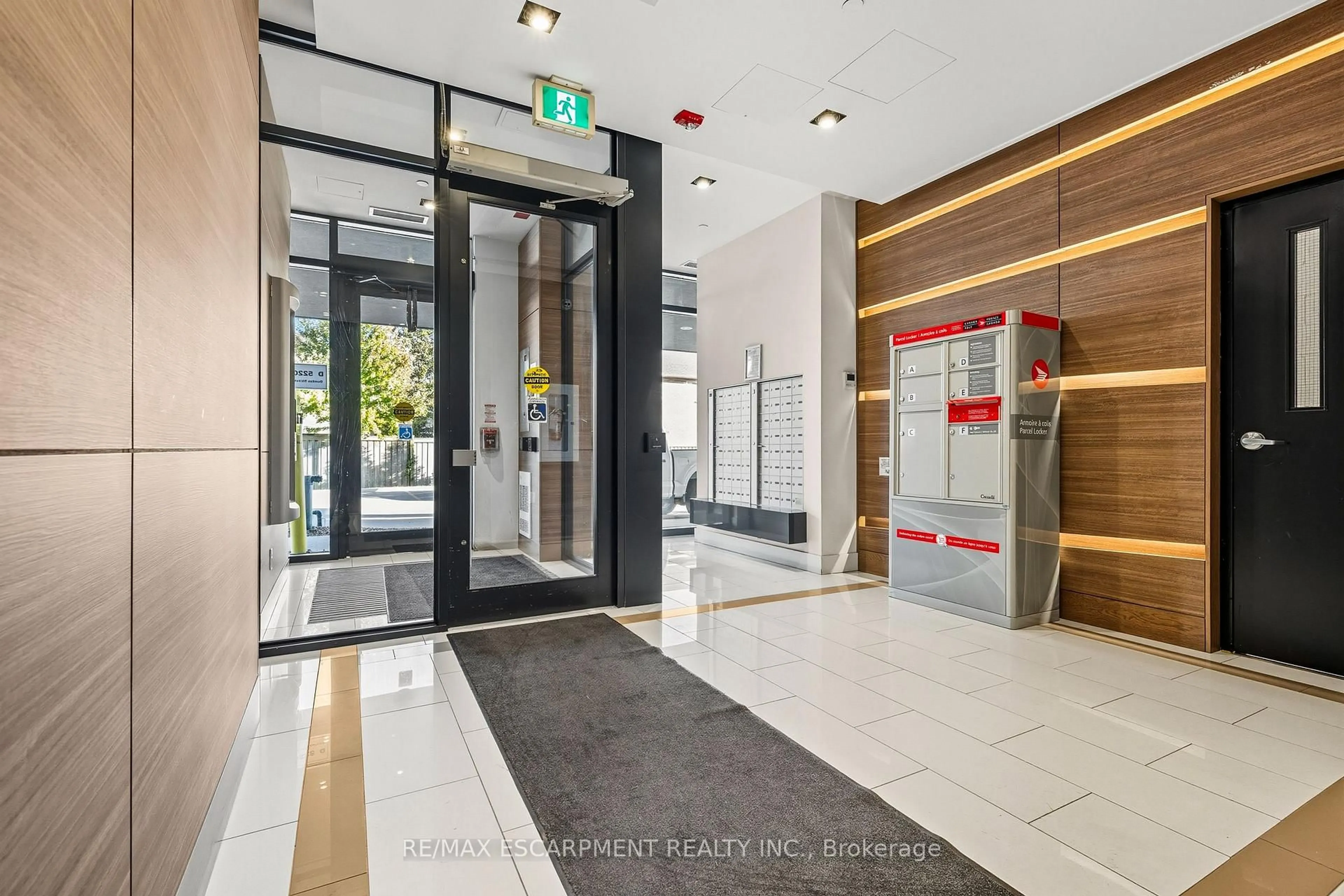 Indoor foyer for 5220 Dundas St #D515, Burlington Ontario L7L 0J4