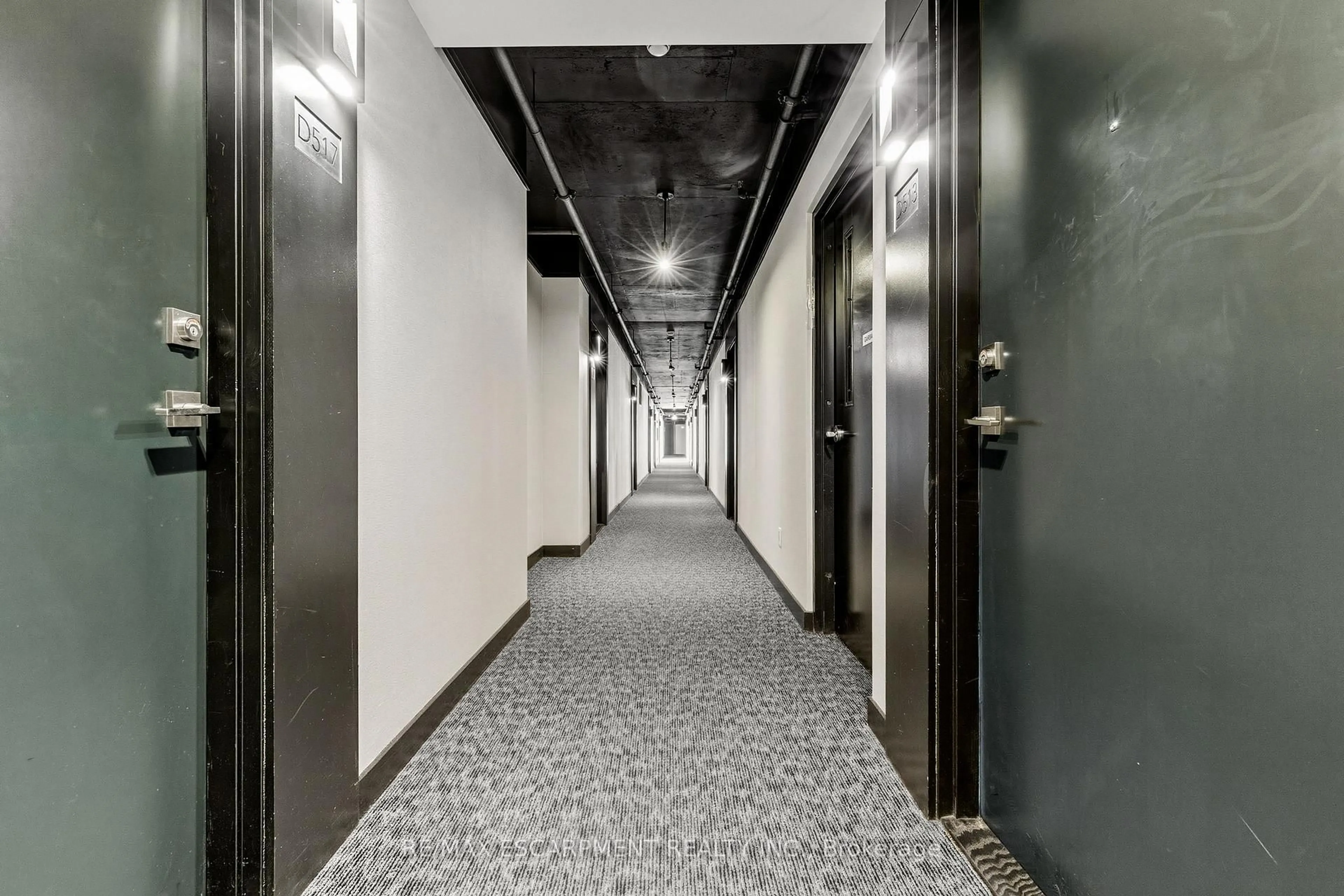 Indoor foyer for 5220 Dundas St #D515, Burlington Ontario L7L 0J4
