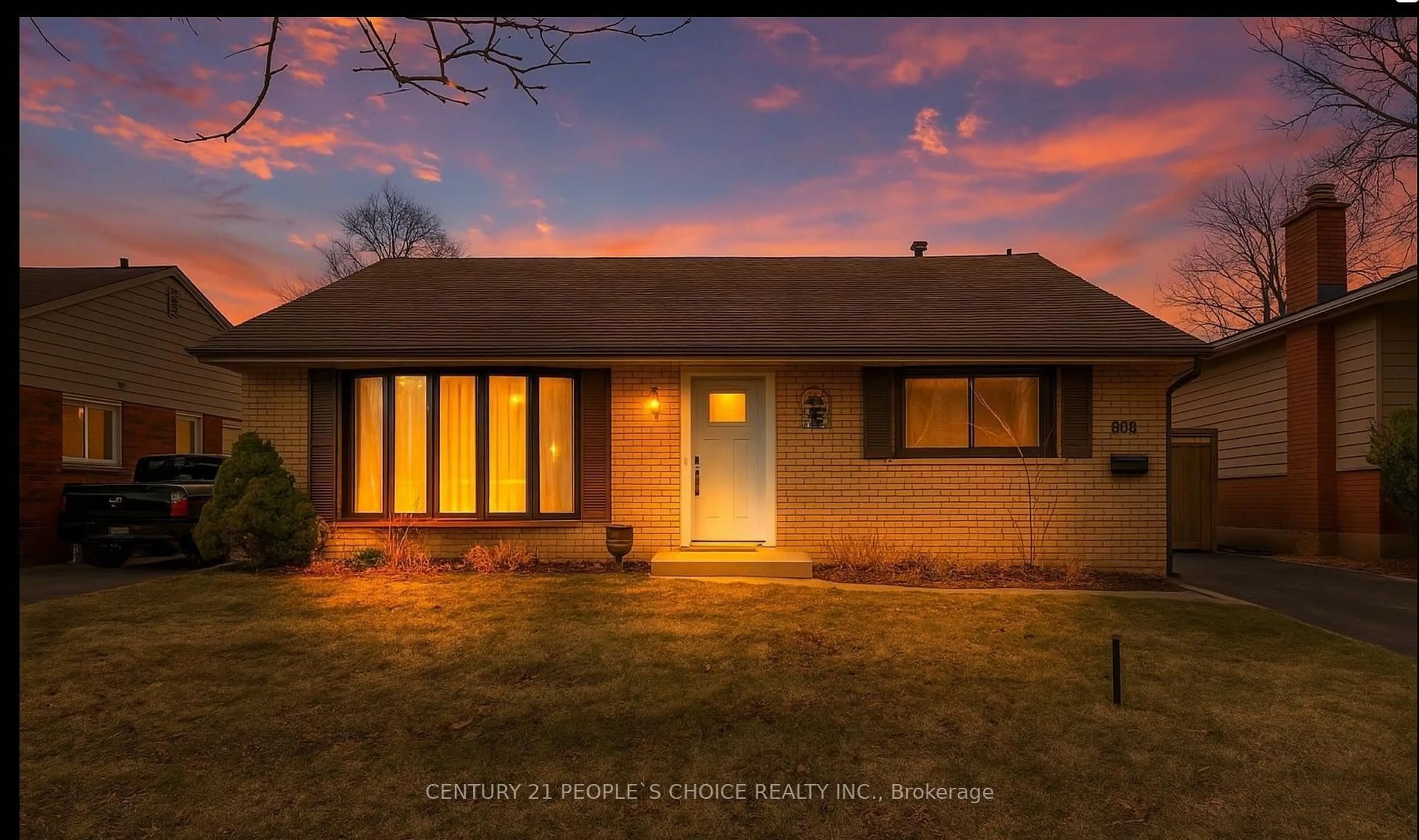 A pic from outside/outdoor area/front of a property/back of a property/a pic from drone, street for 608 Thornwood Ave, Burlington Ontario L7N 3B8