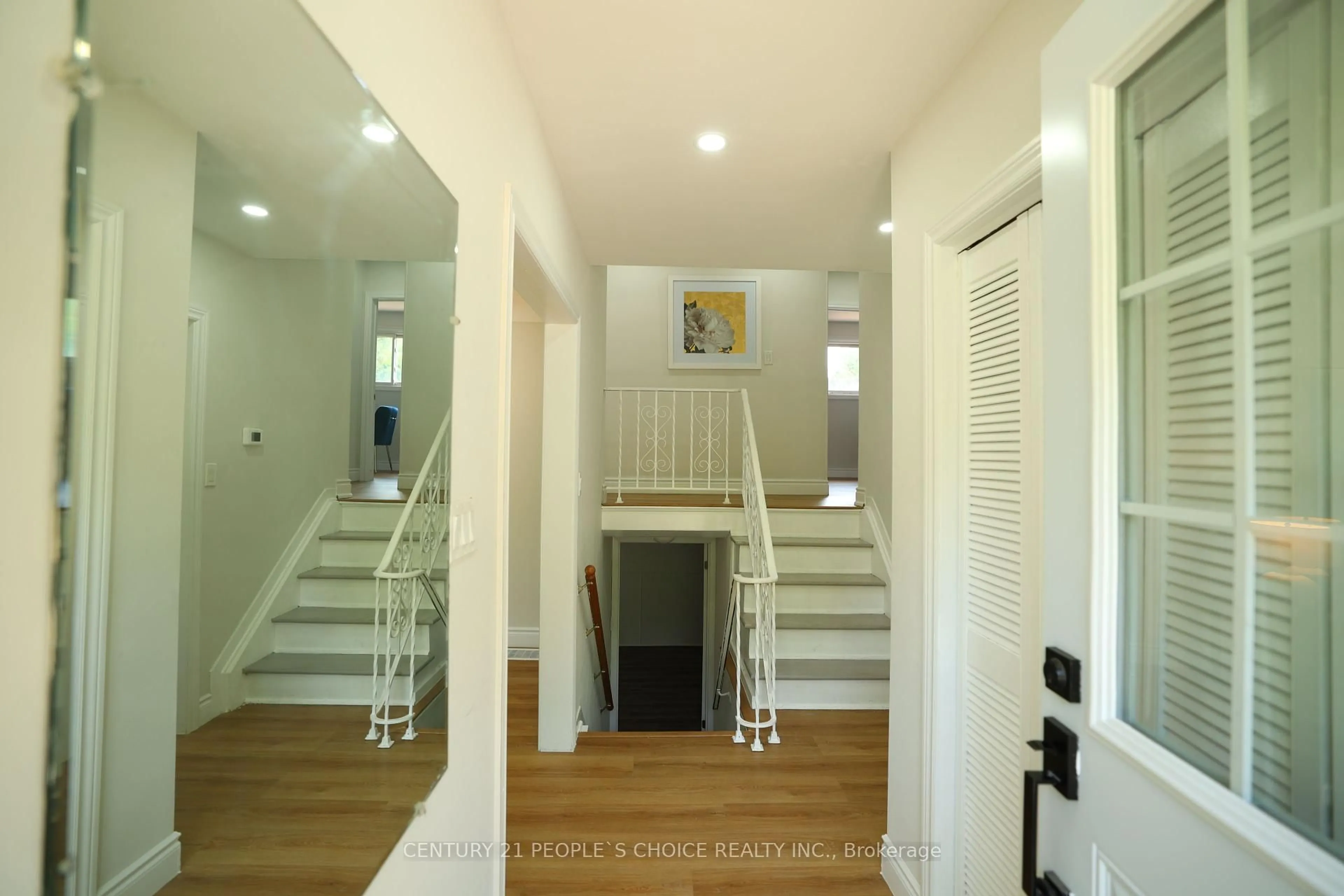 Indoor entryway for 608 Thornwood Ave, Burlington Ontario L7N 3B8