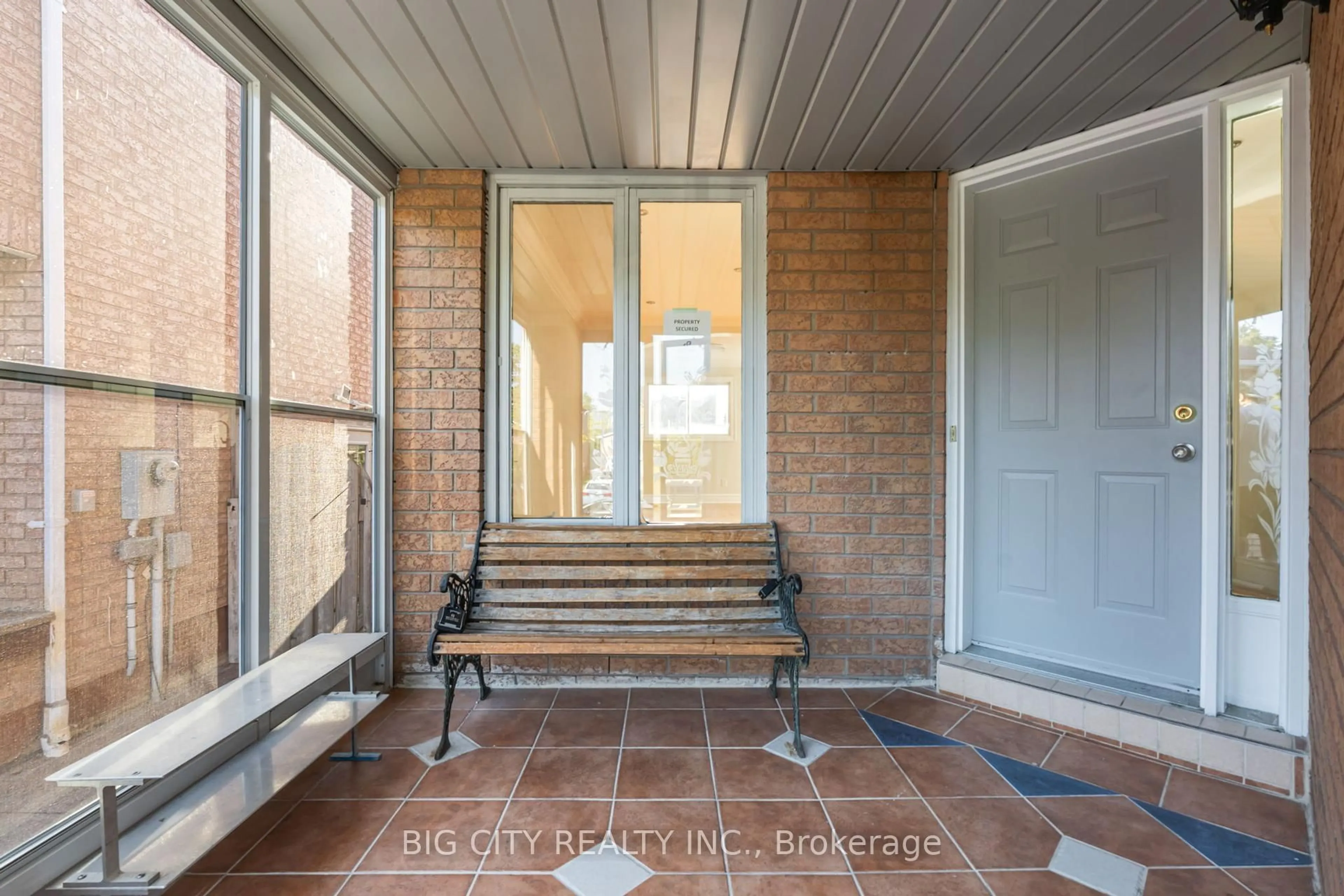 Indoor entryway for 828 Cardington St, Mississauga Ontario L5V 1Z6