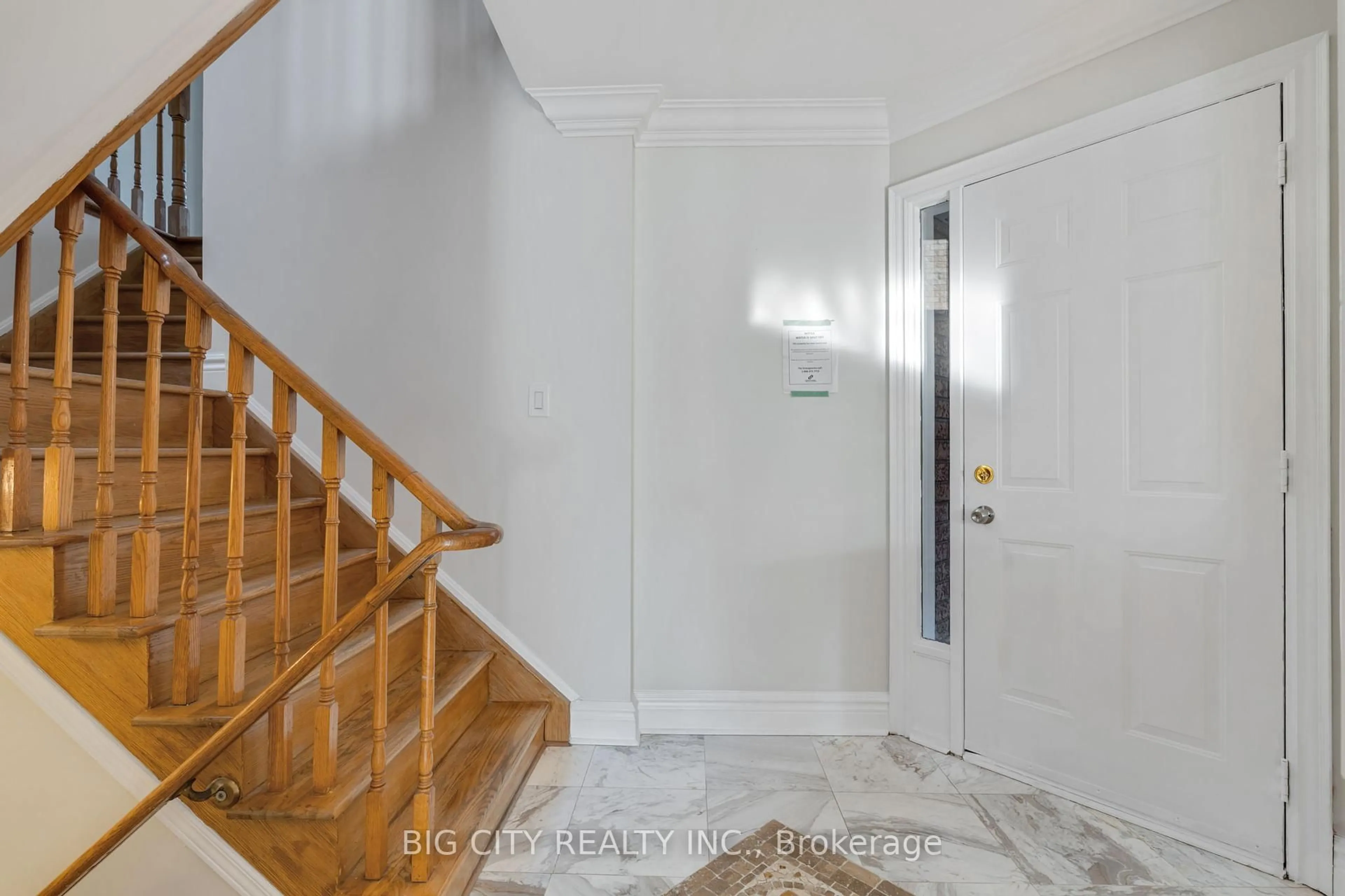 Indoor foyer for 828 Cardington St, Mississauga Ontario L5V 1Z6