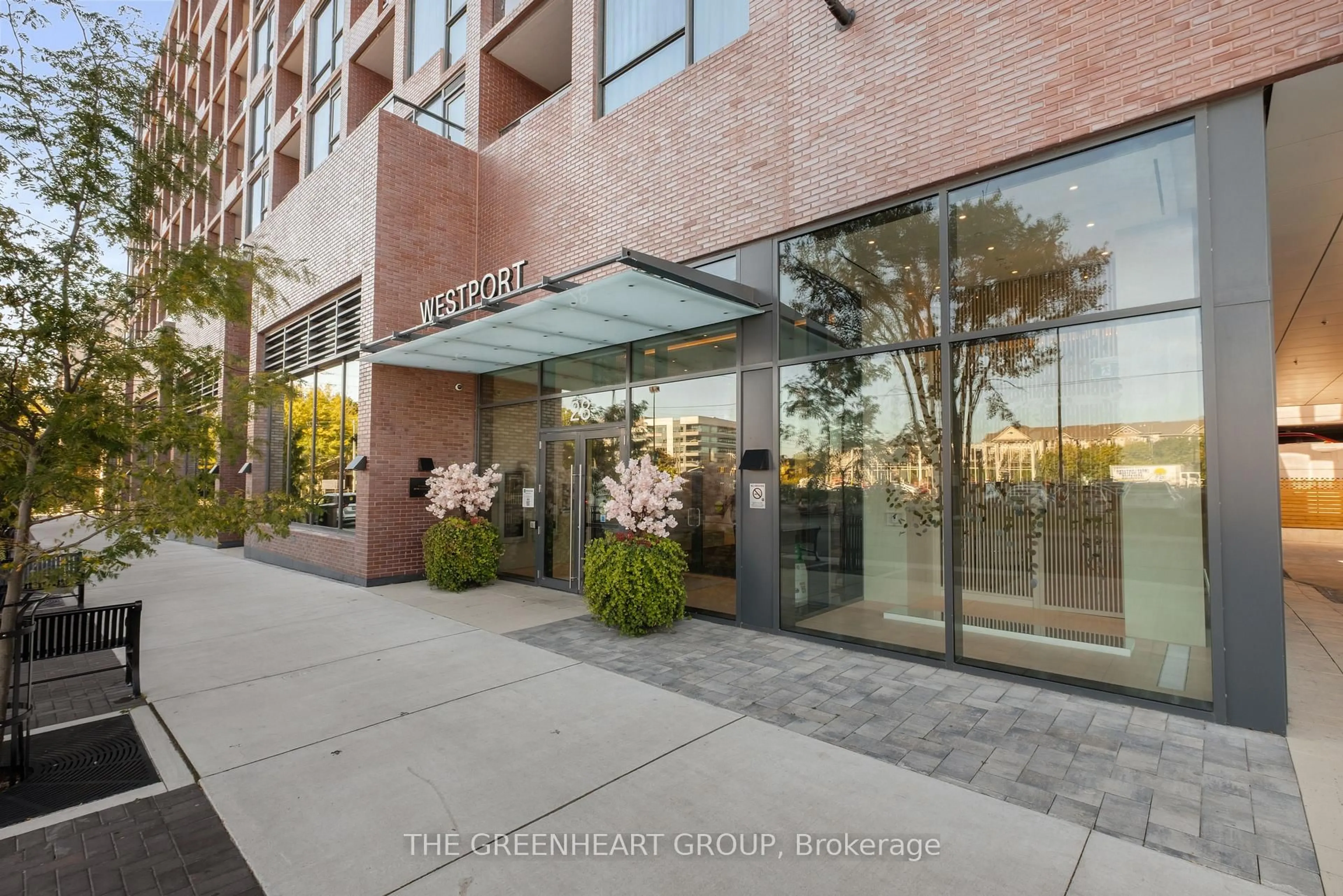 Indoor foyer for 28 Ann St #2102, Mississauga Ontario L5G 0E1