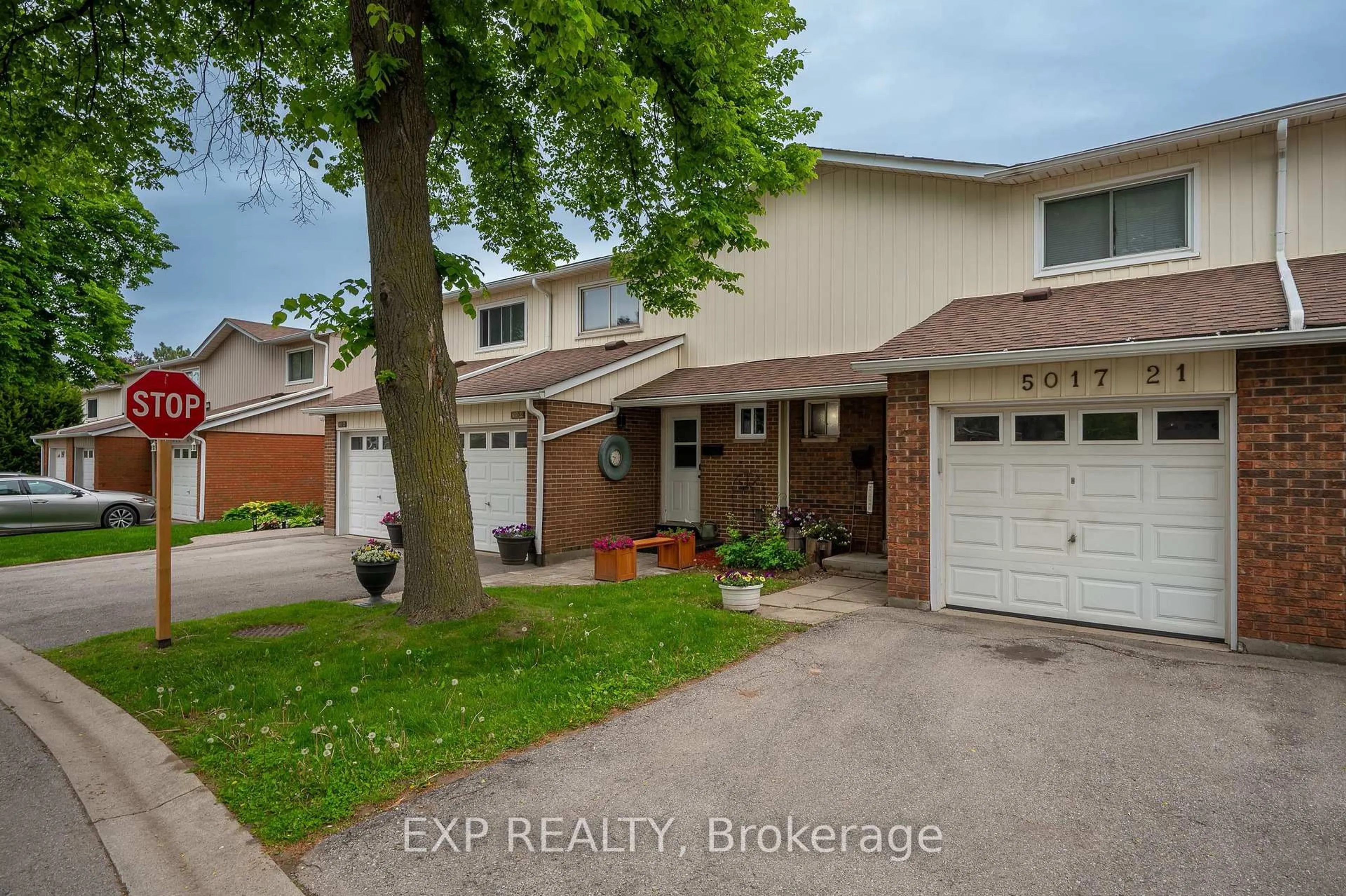 A pic from outside/outdoor area/front of a property/back of a property/a pic from drone, street for 5017 Pinedale Ave #21, Burlington Ontario L7L 5J6