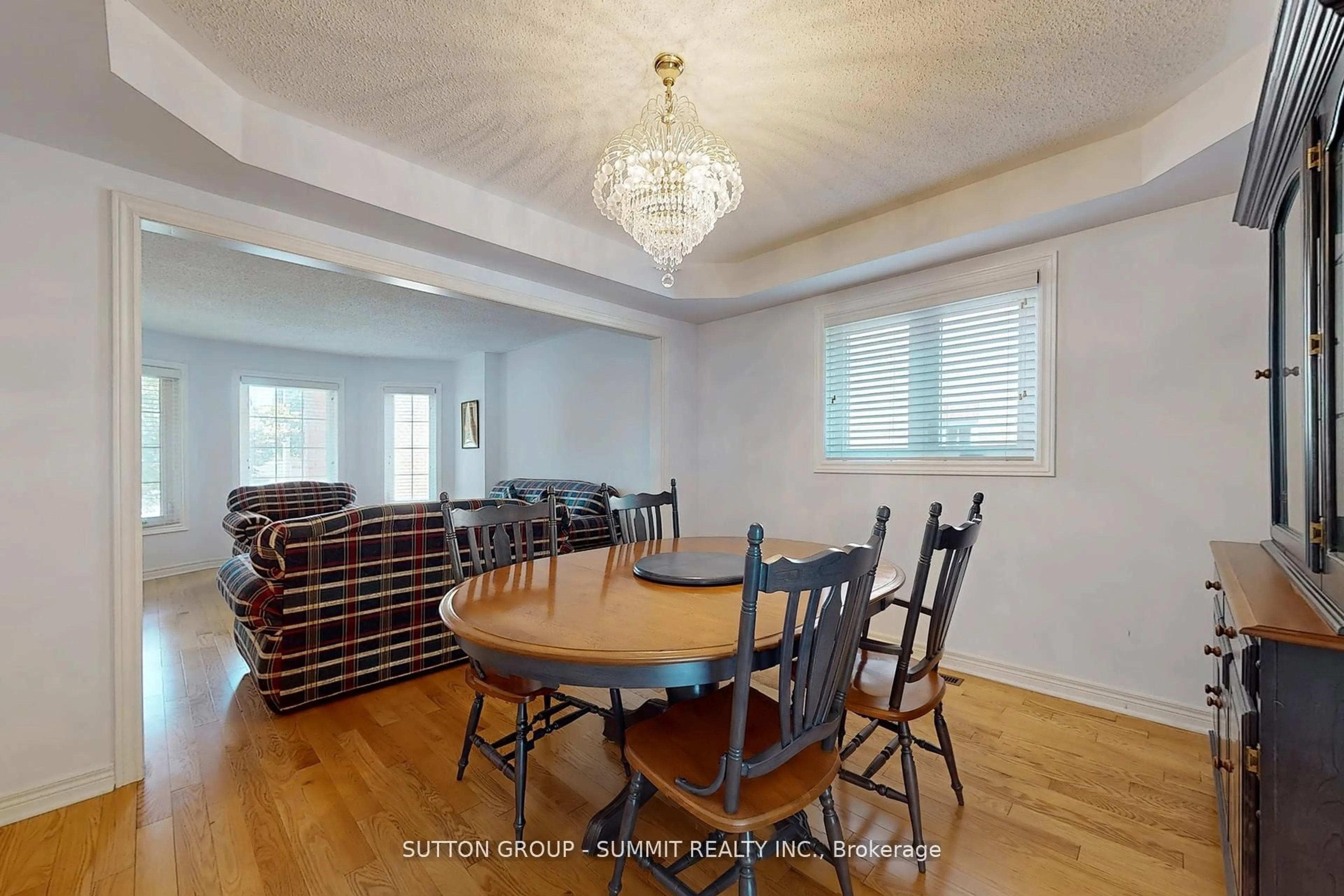 Dining room, wood/laminate floor for 5525 Fleur-De-Lis, Mississauga Ontario L5R 2Z6
