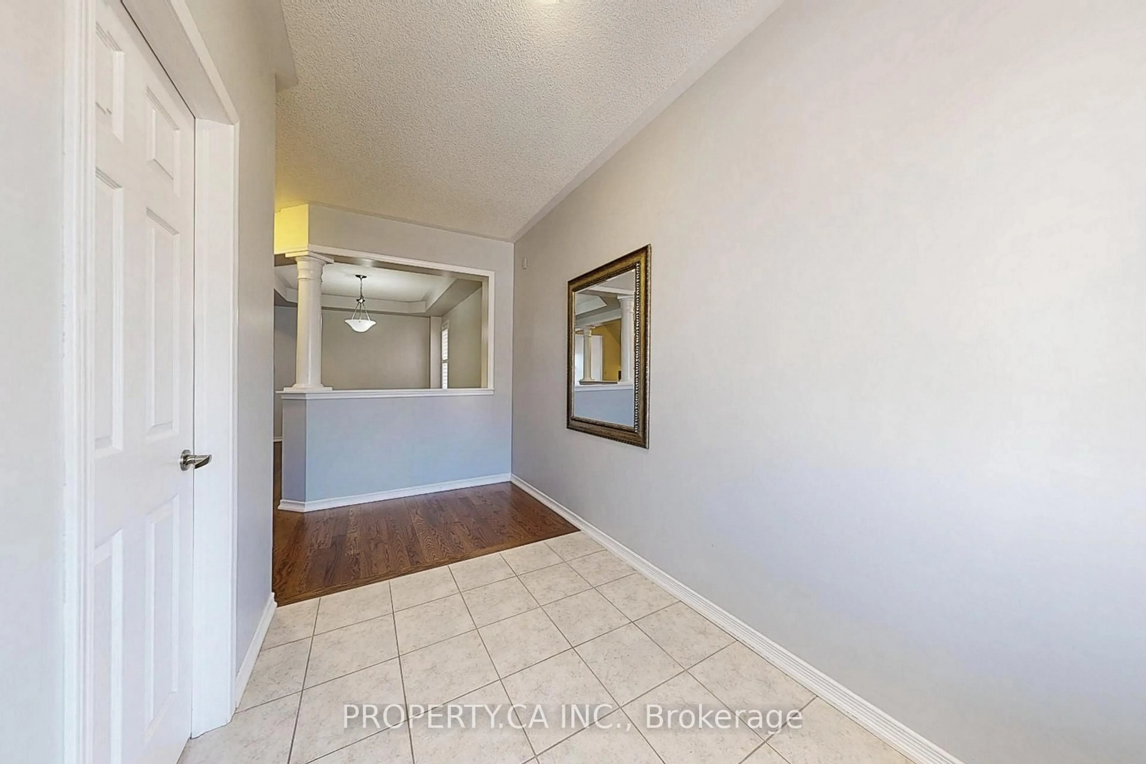 Indoor entryway for 37 Upper Canada Crt, Halton Hills Ontario L7G 0L1