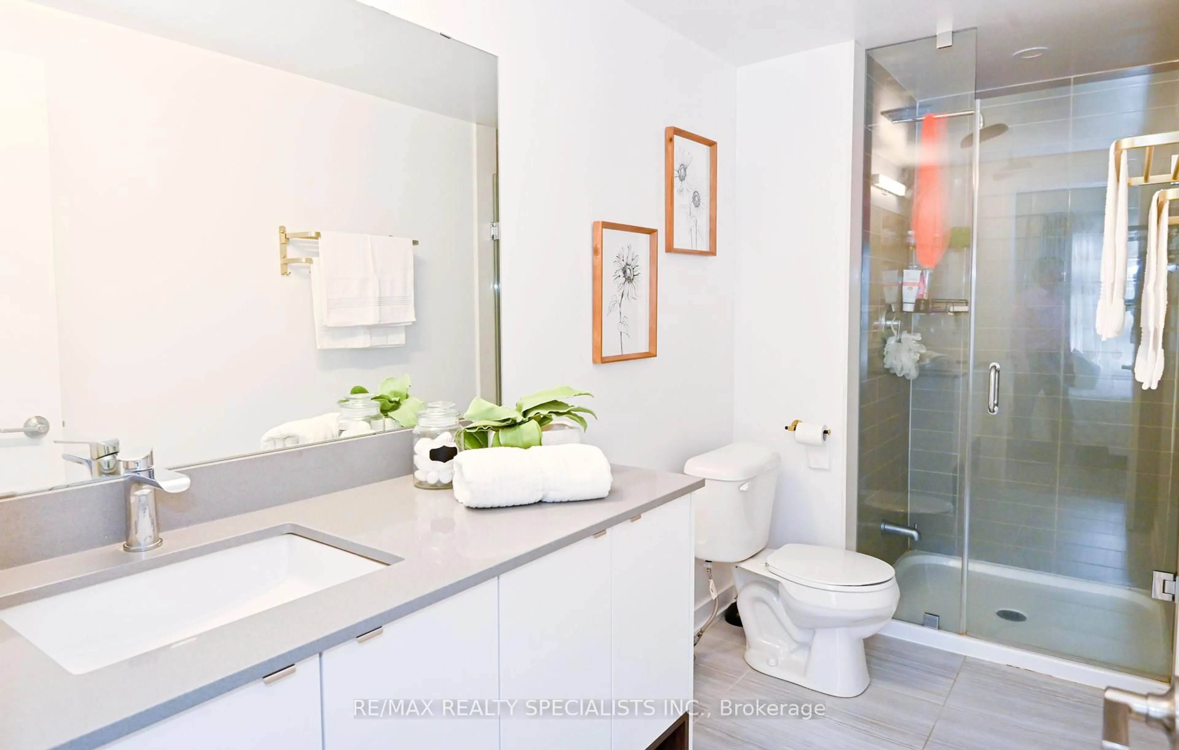 Standard bathroom, ceramic/tile floor for 1121 Cooke Blvd #55, Burlington Ontario L8T 0C3