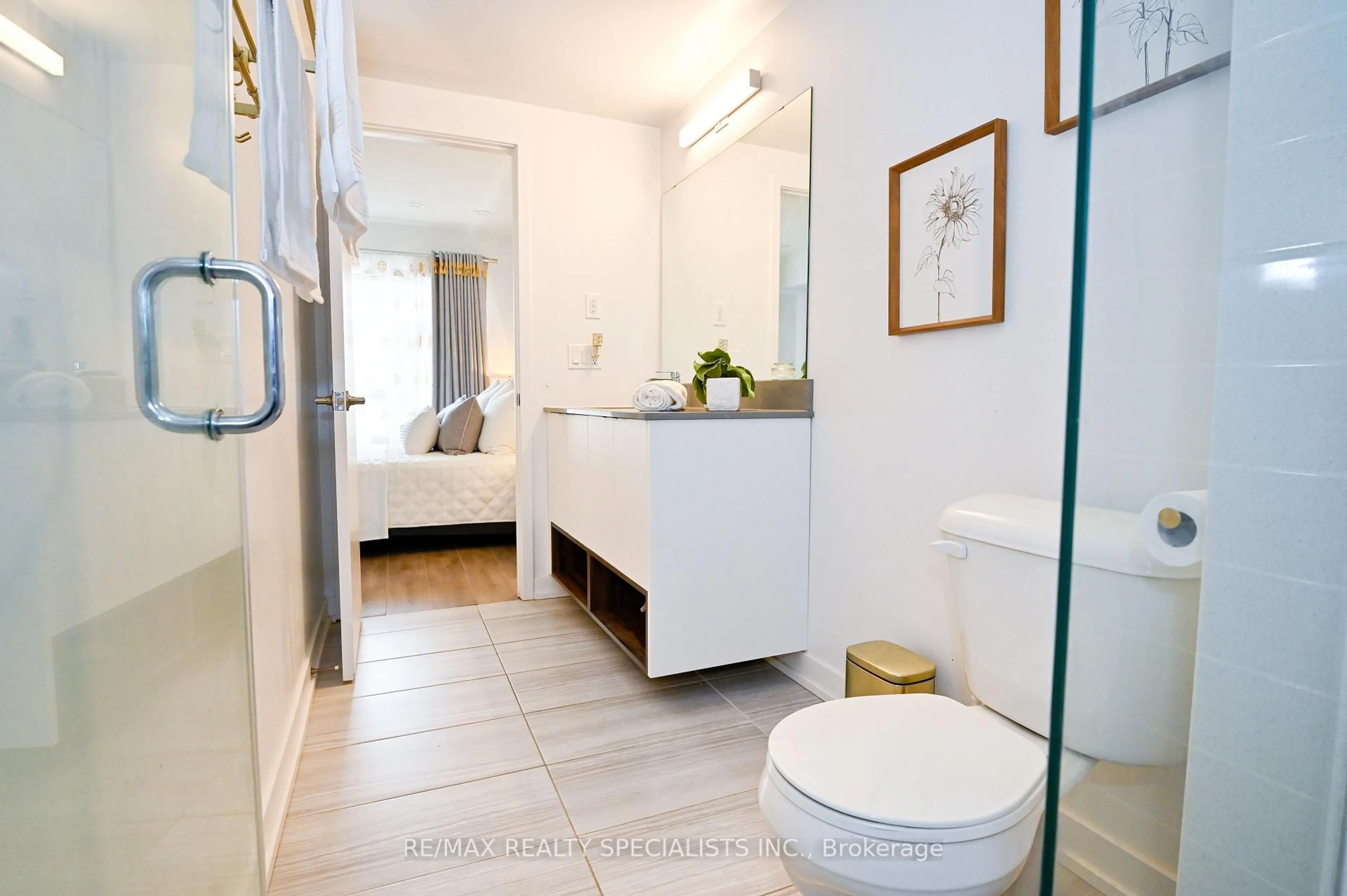 Contemporary bathroom, ceramic/tile floor for 1121 Cooke Blvd #55, Burlington Ontario L8T 0C3